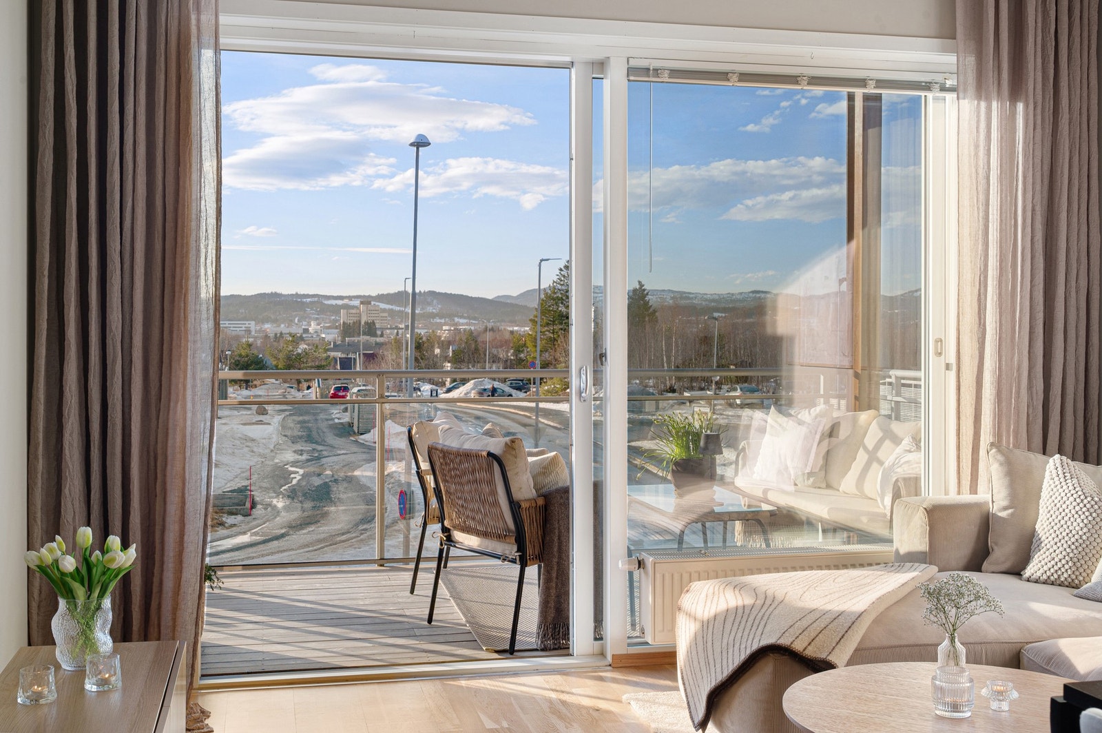 Leiligheten ligger fint til med ingen bebyggelse fremfor som gir fin utsikt og lite innsyn. Galleribilde