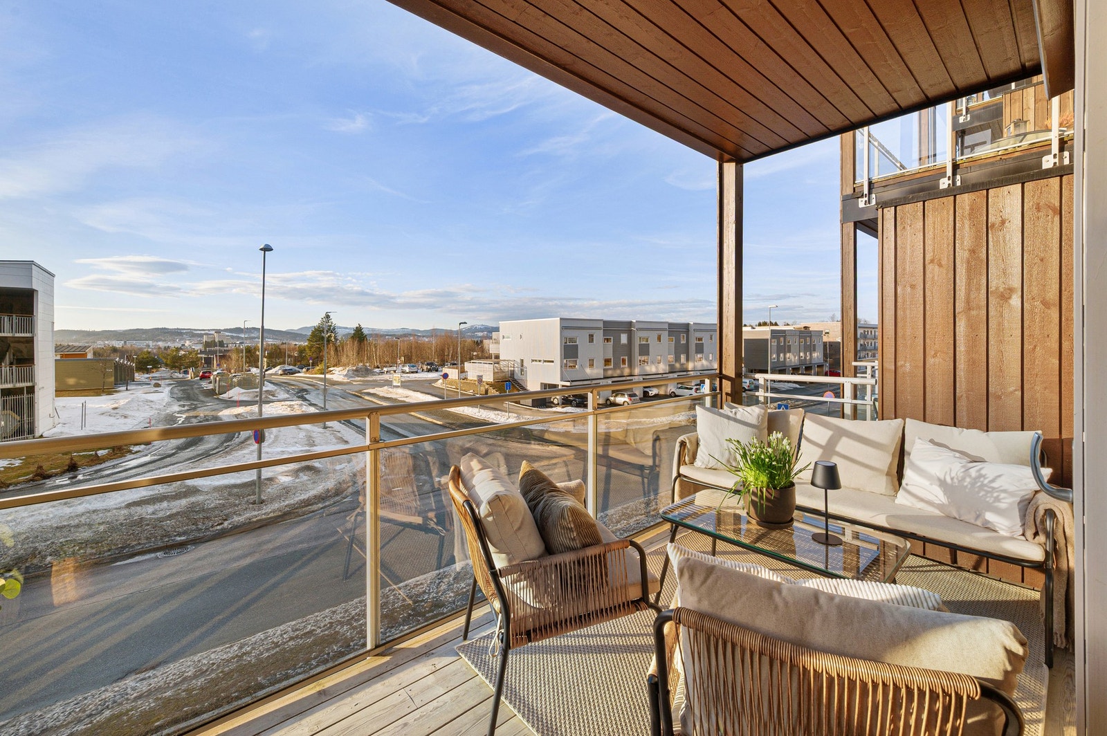 Vestvendt balkong med gode solforhold. Galleribilde