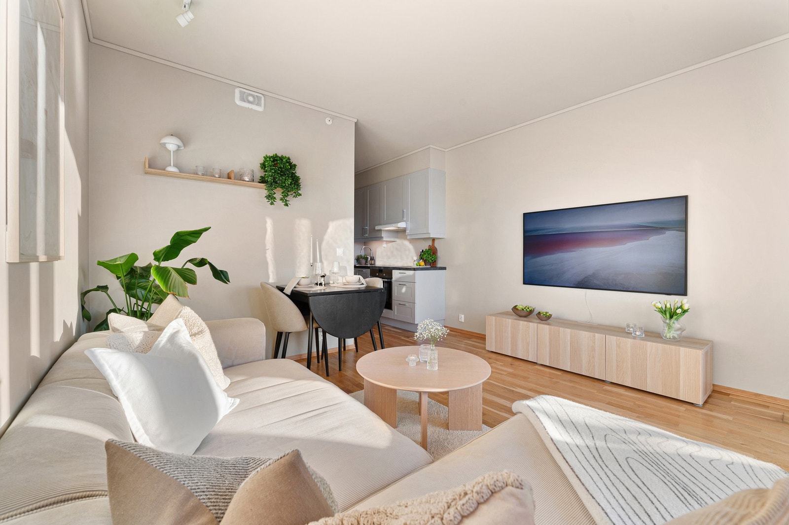 Det er lave felleskostnader som inkl. parkering, fjernvarme, kabel-tv og internett. Galleribilde