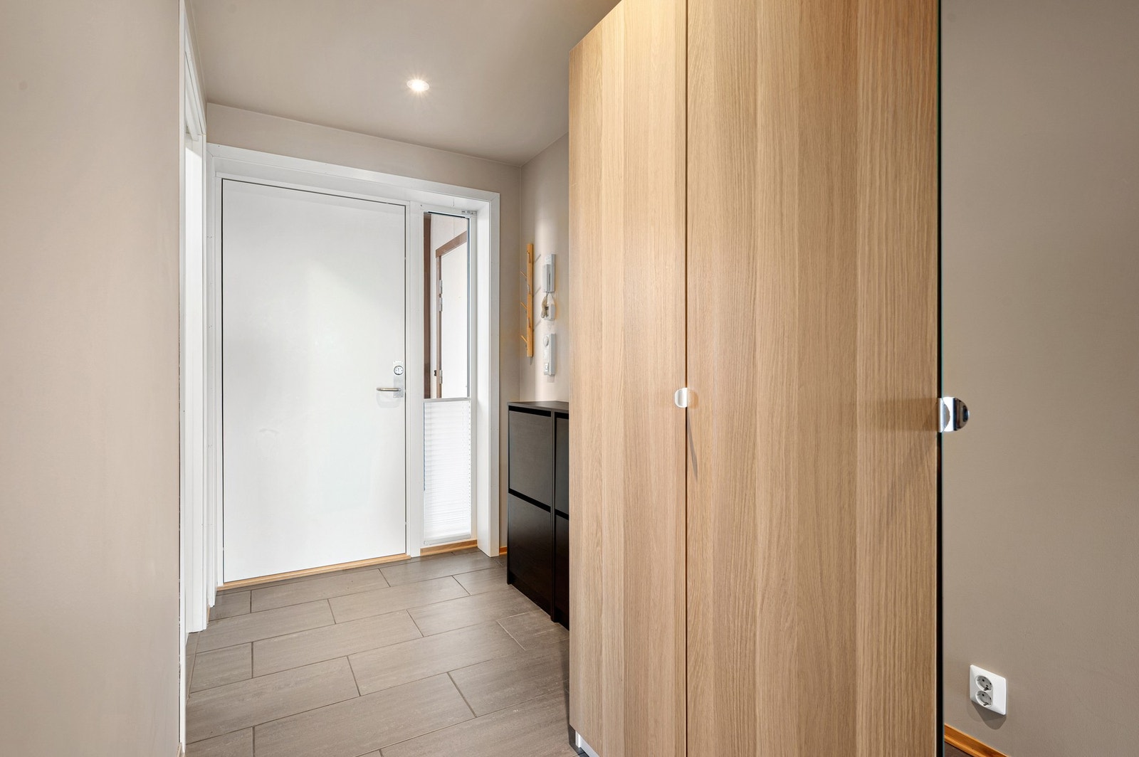 Flislagt entre med downlights i tak og varme i gulv. Galleribilde