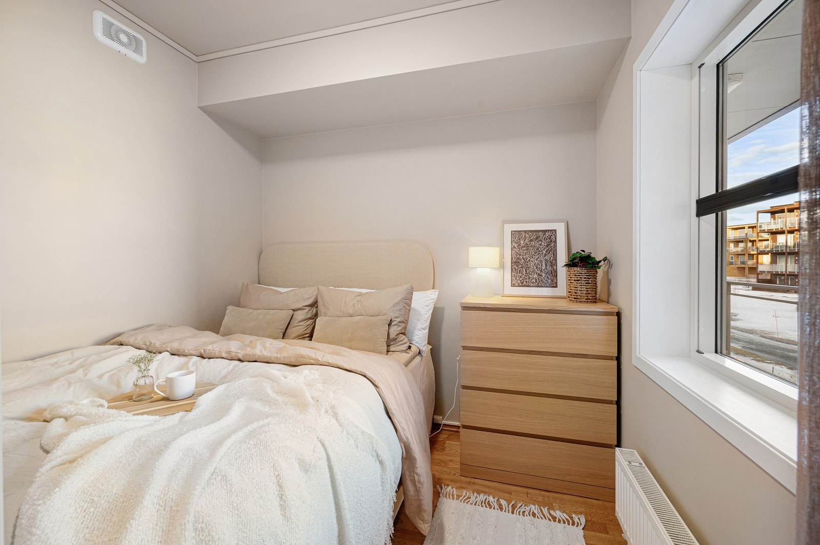 Delikat soverom med plass til dobbeltseng og skap om ønskelig. Galleribilde