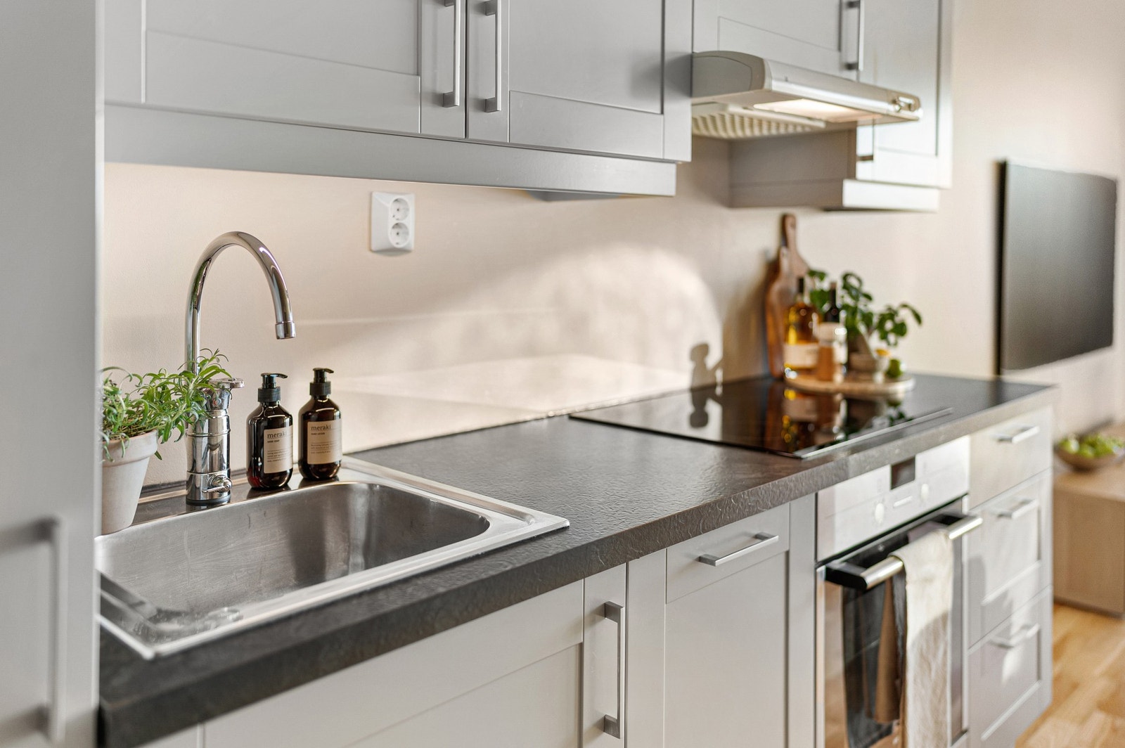 Kjøkkenet har integrerte hvitevarer som medfølger handelen. Galleribilde