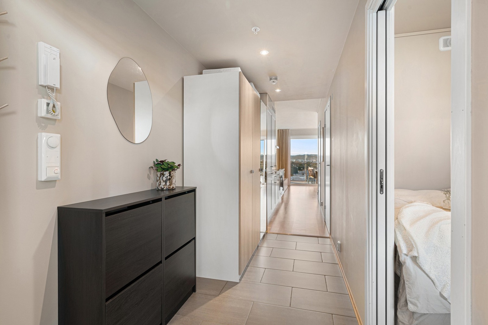 Romslig entre med god plass til garderobeskap. Galleribilde