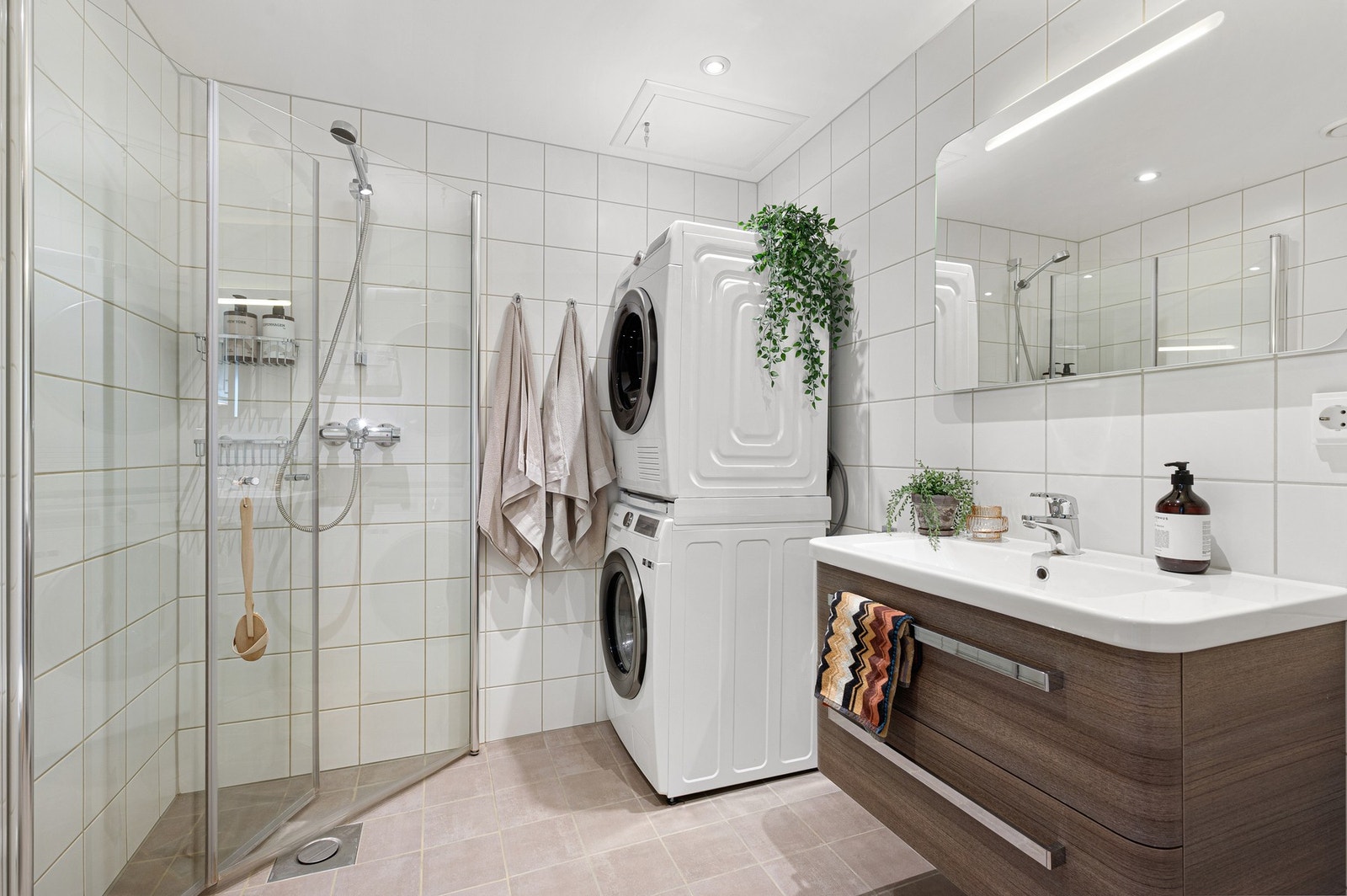 Flott og romslig bad med god plass til vaskemaskin og tørketrommel. Galleribilde