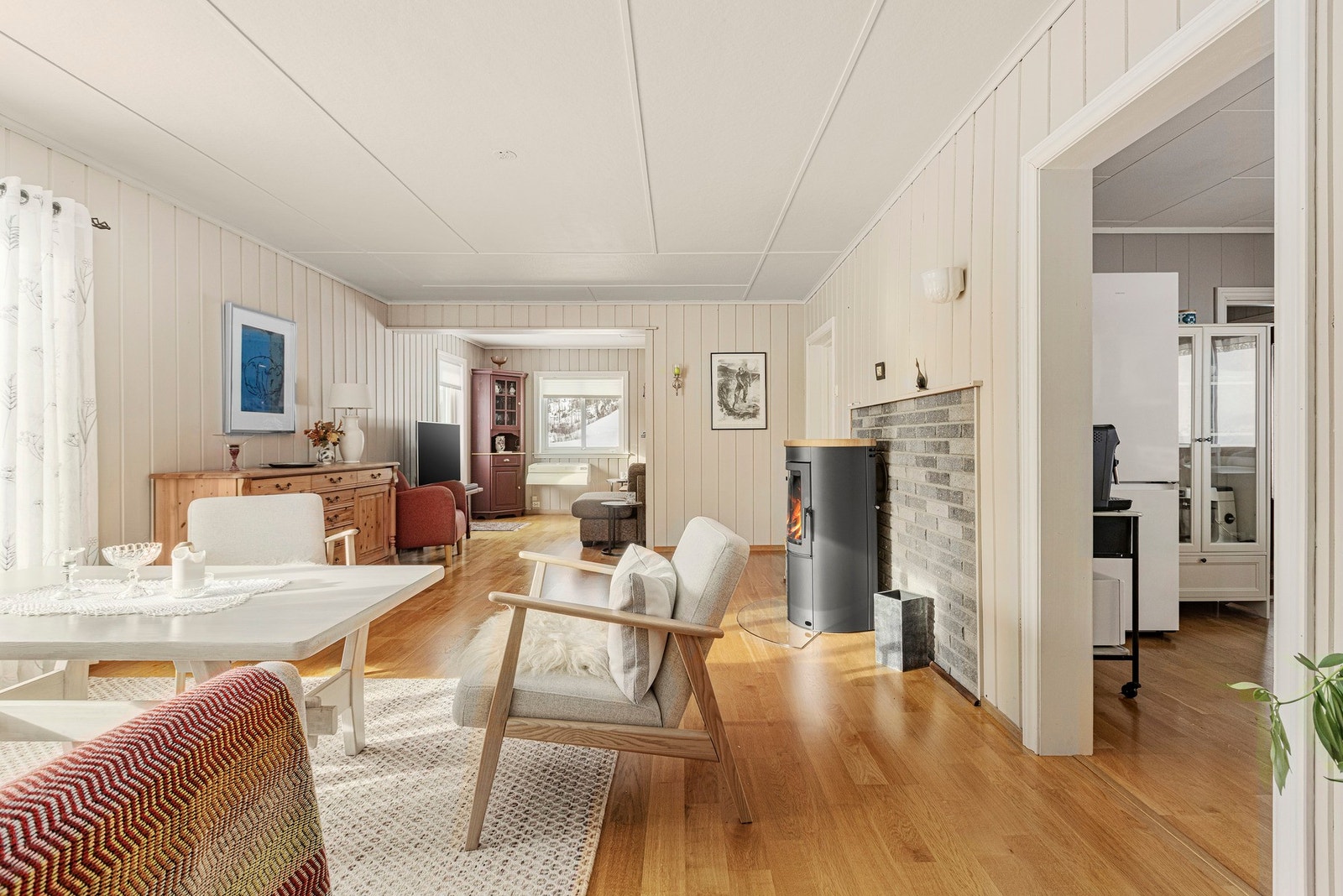 Vedovnen er plassert sentralt i rommet og gir både god varme og hygge. Galleribilde