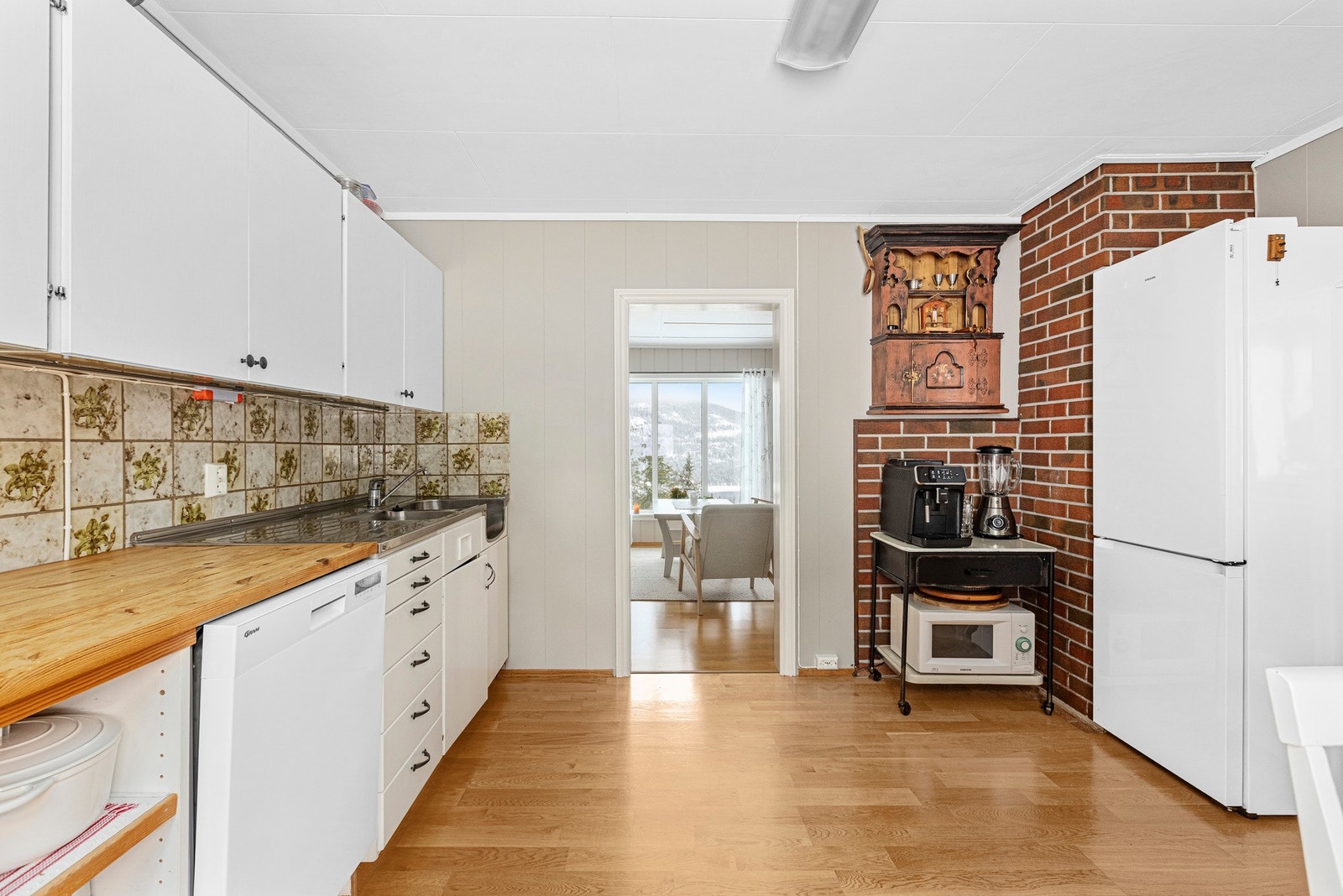 Fra kjøkkenet er det åpen forbindelse videre inn til stuen, noe som skaper en naturlig og god flyt mellom rommene. Galleribilde