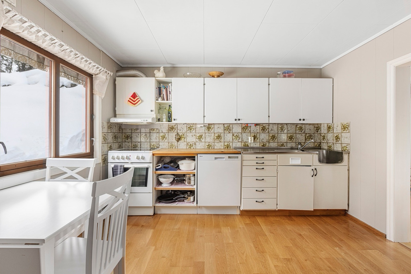 Lyse fronter kombinert med mønstrede fliser over benken gir rommet et særpreg, Galleribilde