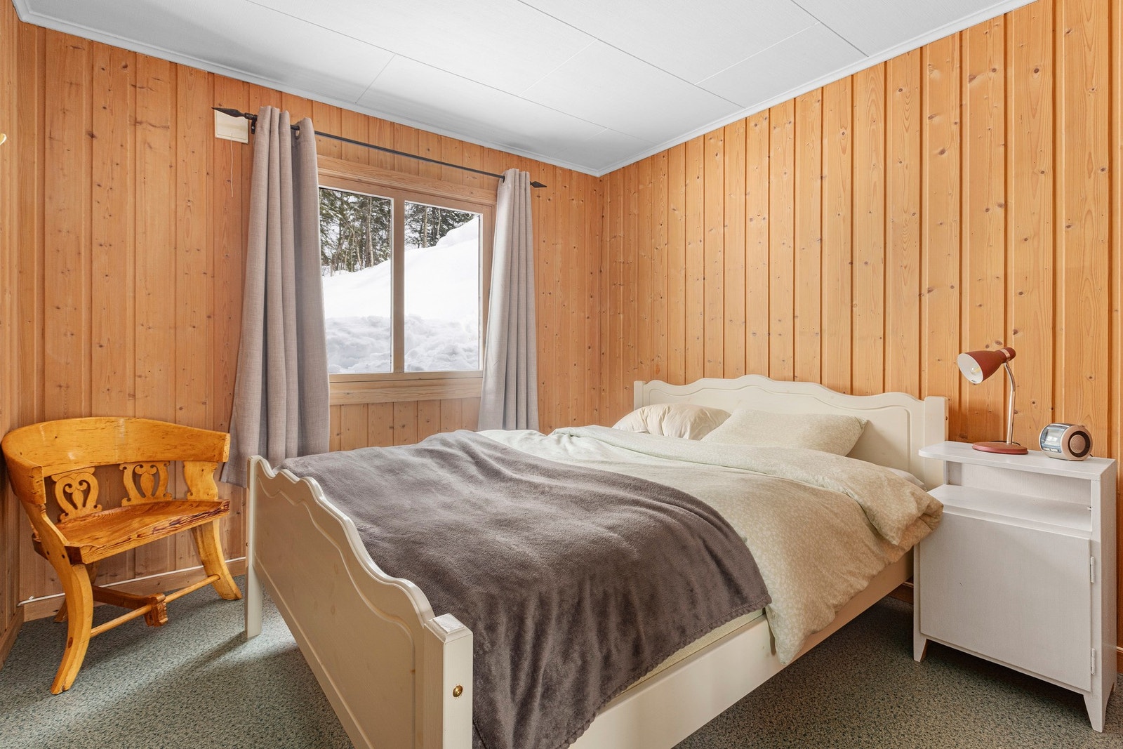 Lunt og hyggelig soverom med plass til dobbeltseng. Vinduet gir godt med dagslys. Galleribilde