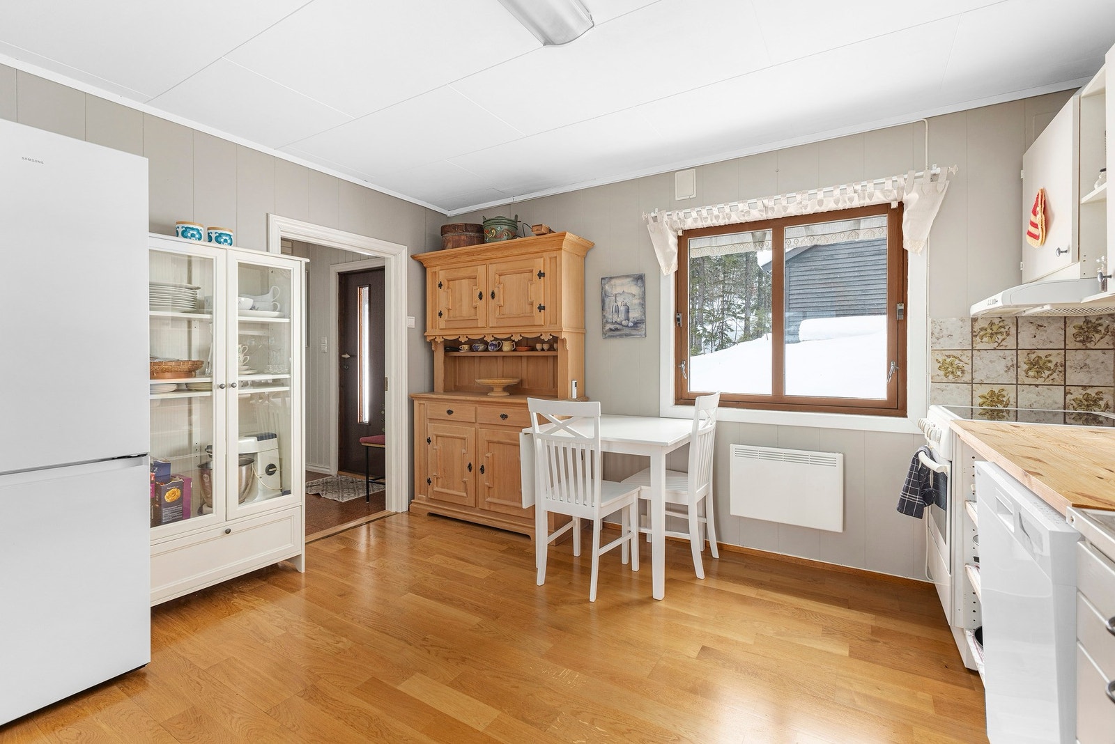 Kjøkkenet har et vindu som gir godt med dagslys og skaper en lys og behagelig romfølelse. Galleribilde