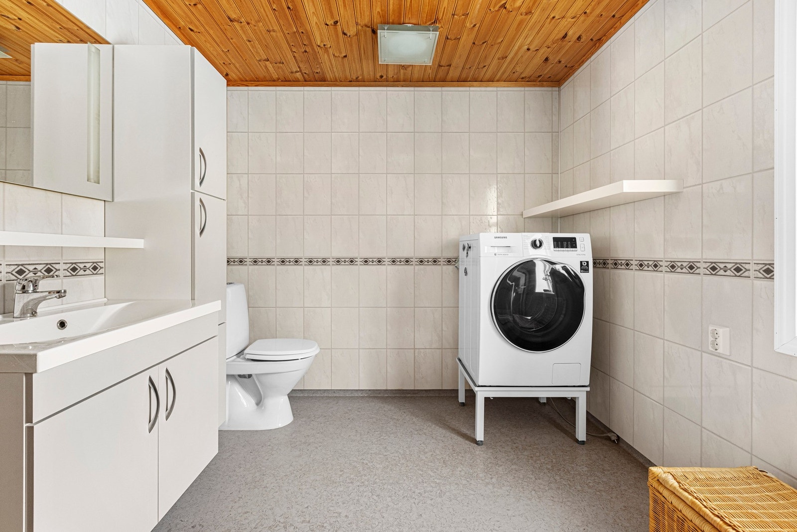 Badet har lyse fliser på veggene som gir et rent og tidløst preg. Galleribilde