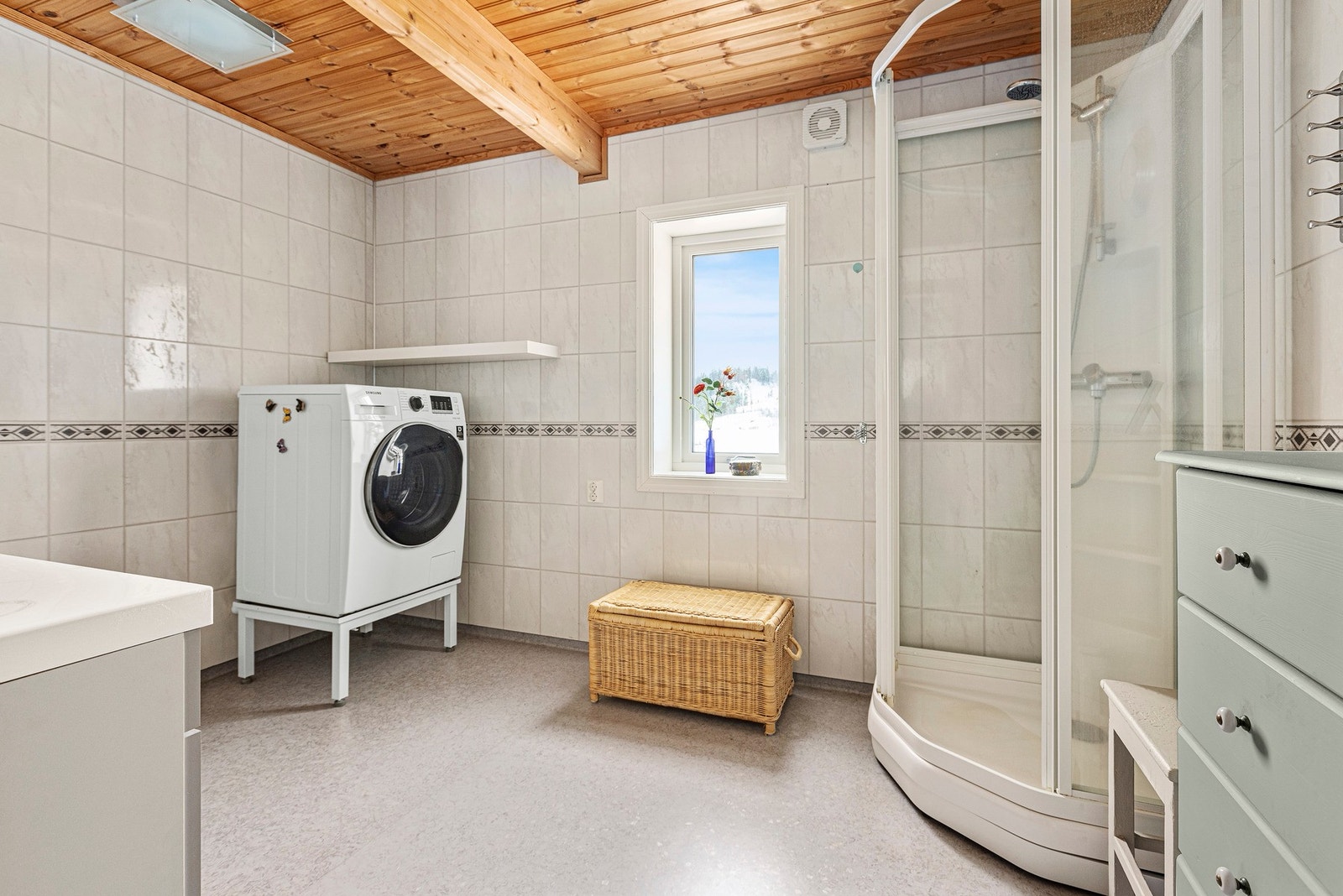 Det er innredet med servant i skapløsning, toalett, dusjkabinett og god plass til vaskemaskin, Galleribilde