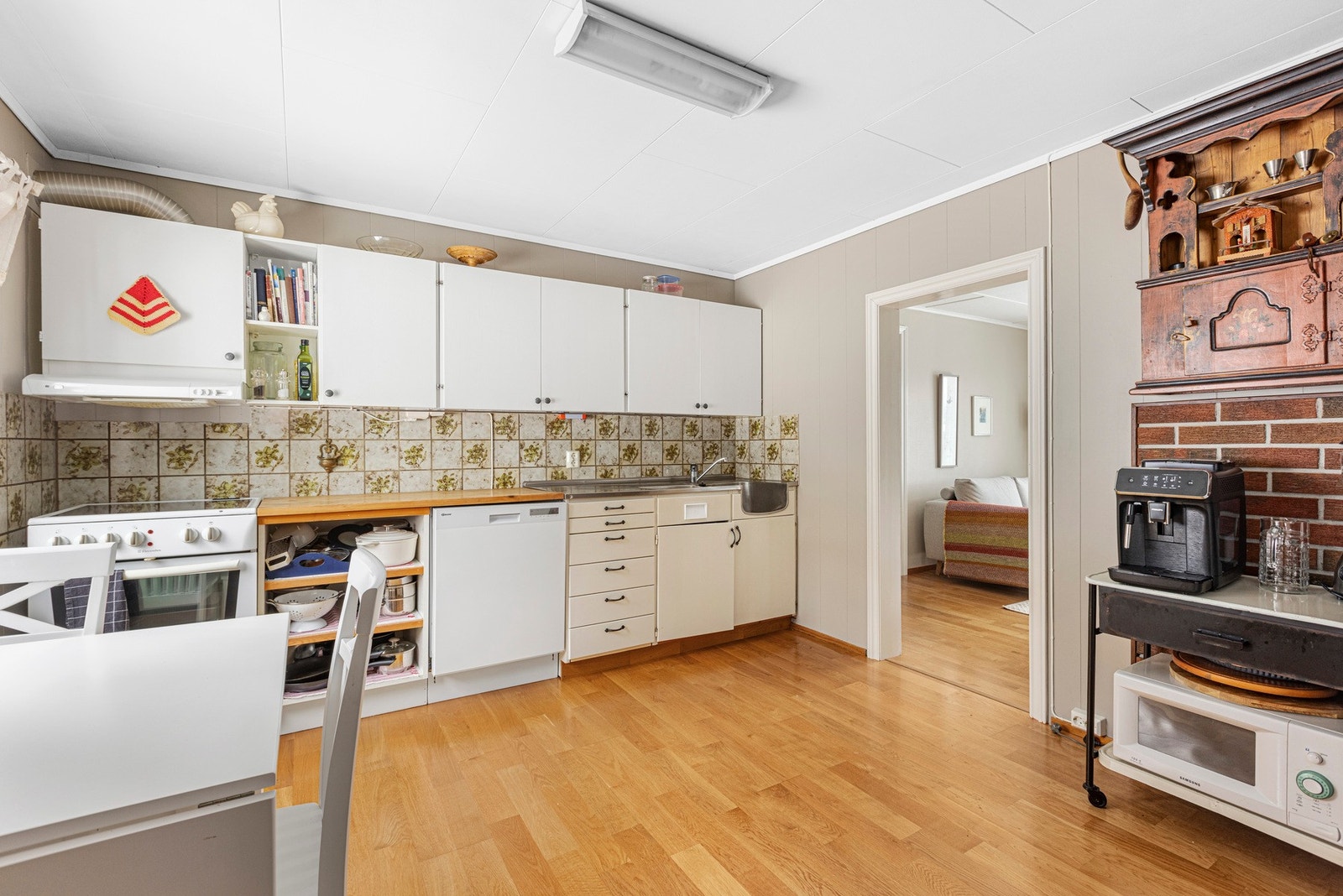 Kjøkkenet har god skap og benkeplass. Galleribilde