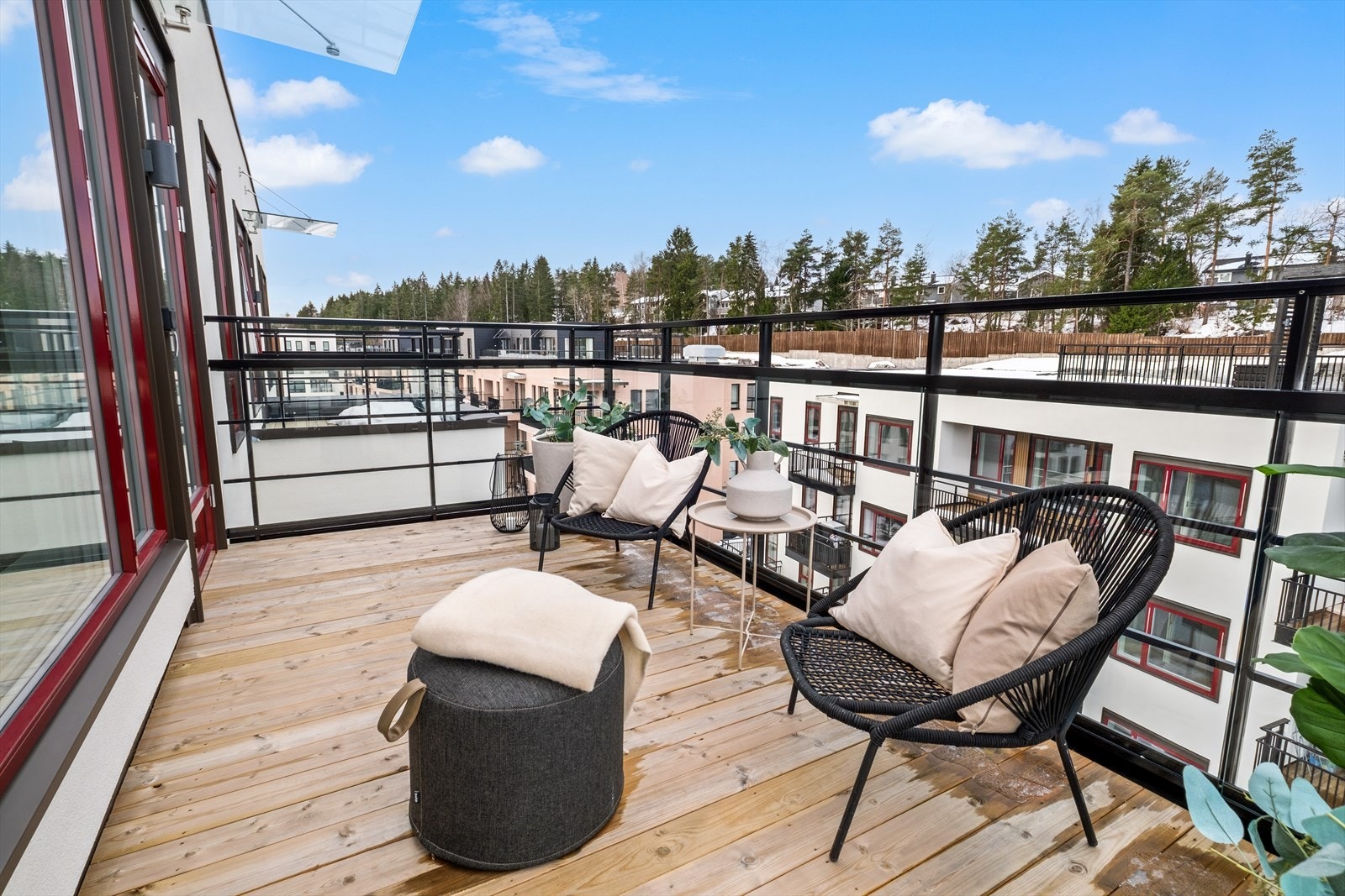 Fra stuen er det utgang til leilighetens flotte balkong. Denne vender mot vest og er på ca. 9,5 kvm (ifølge prospekt fra Selvaag Bolig). Galleribilde