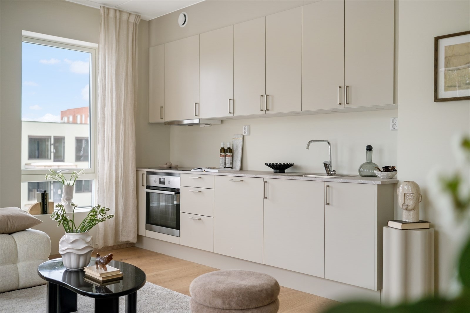 Stuen har også et flott Sigdal-kjøkken i åpen løsning. Kjøkkenet har glatte, lyse fronter og en lekker laminert benkeplate med nedfelt vaskekum. Galleribilde
