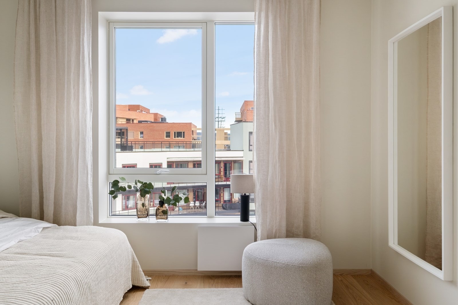 Stort vindu gir rikelig med naturlig lys. Galleribilde
