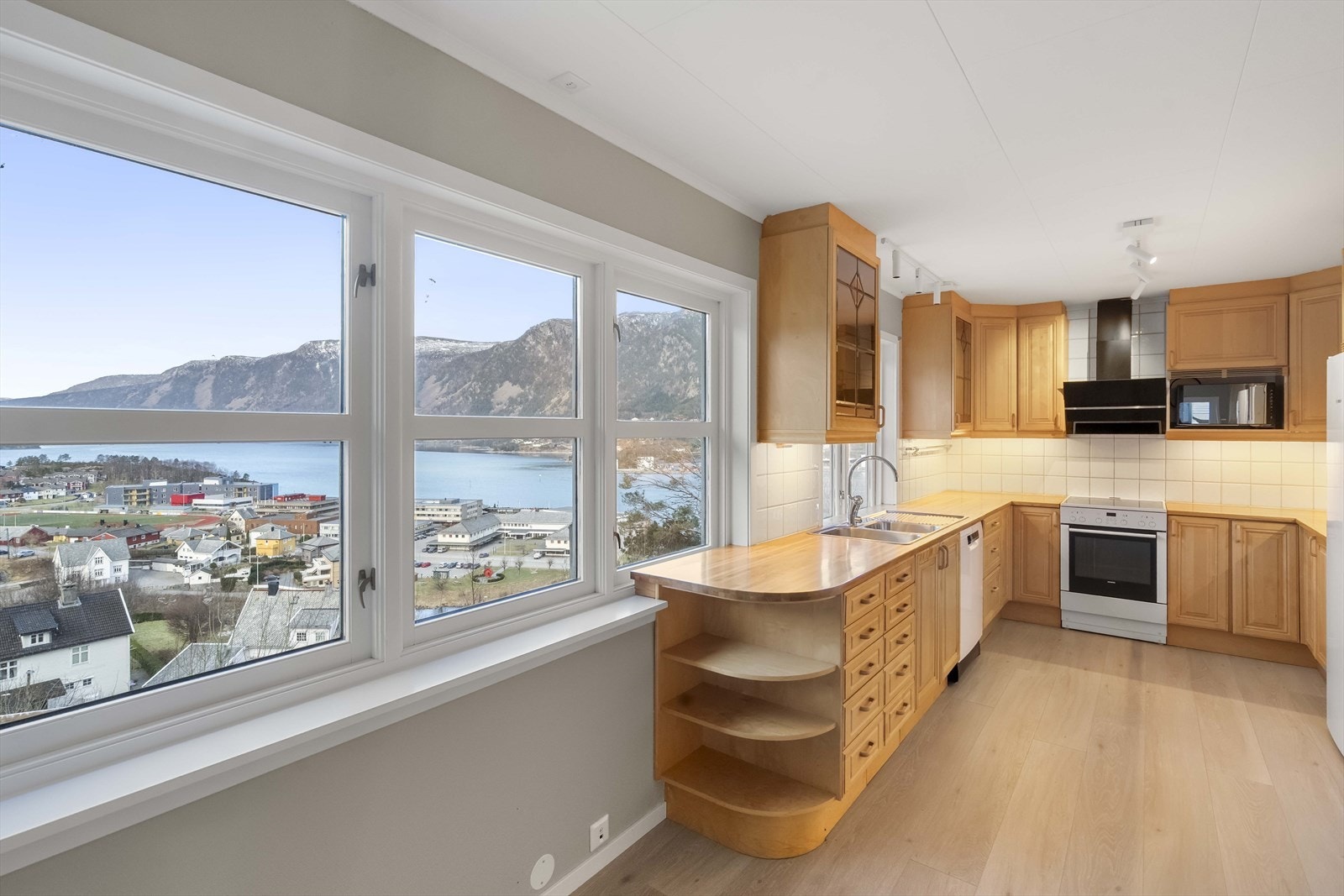 Flott utsikt frå kjøkkenet Galleribilde