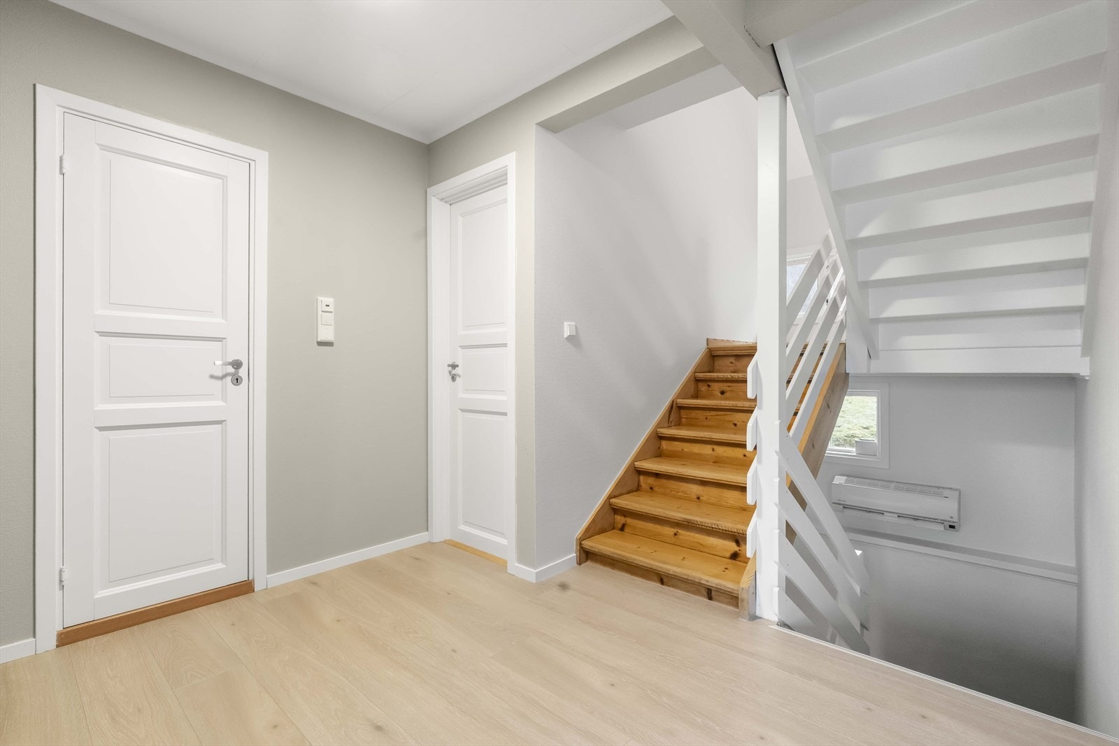 Bustaden har 3 plan - her er gang hovudplan (plan 2) Galleribilde