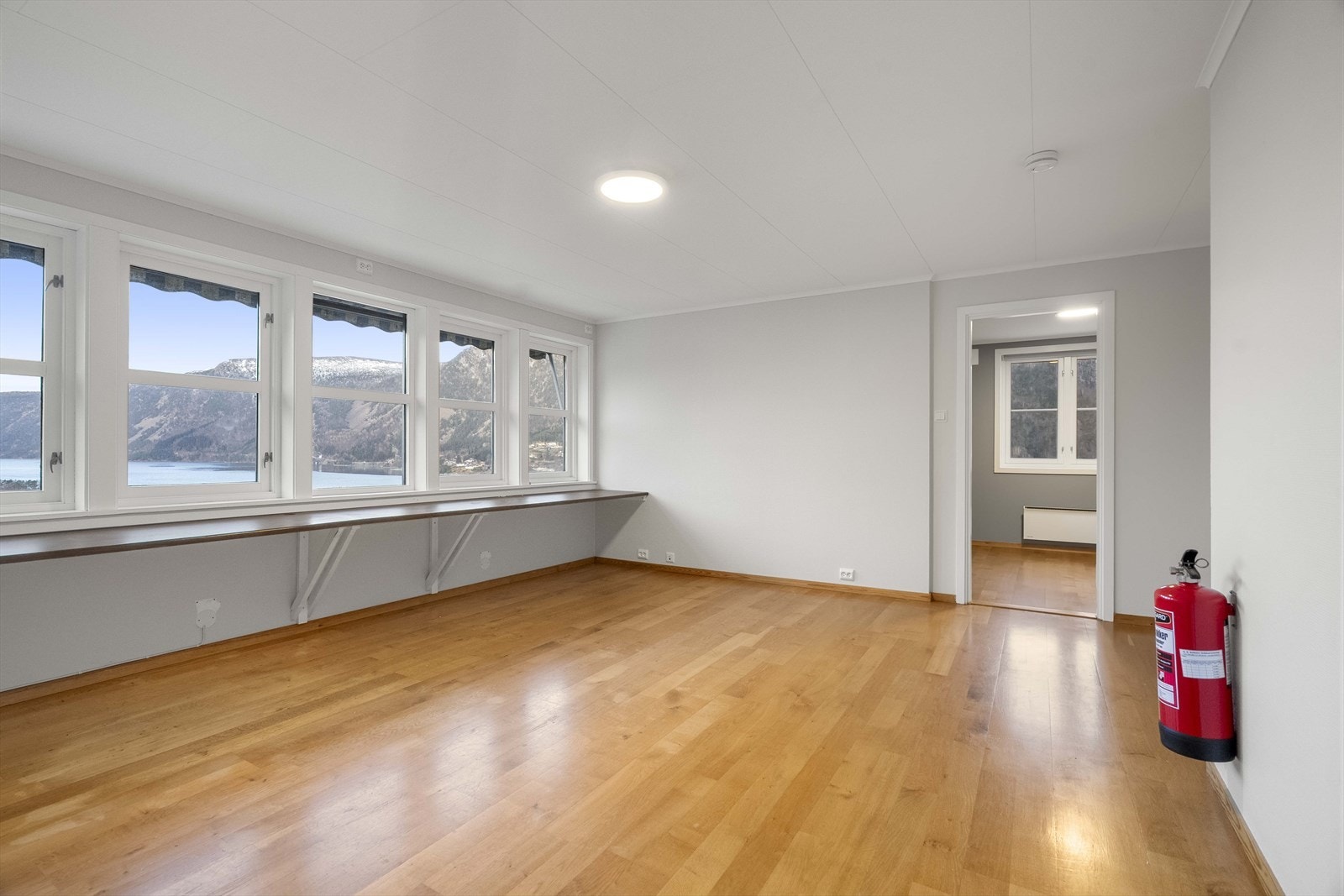 Loftstove med høg himling og fleire vindauge med fin utsikt Galleribilde