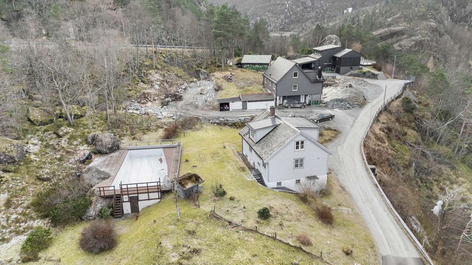 Lia 19 ligg fint til i Villabakken - det følgjer med basseng til eigedomen Galleribilde