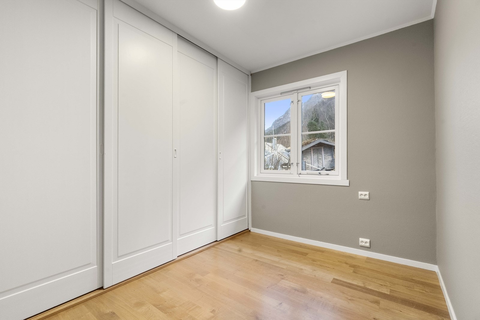 Det er 1 soverom /garderobe på hovudplan Galleribilde