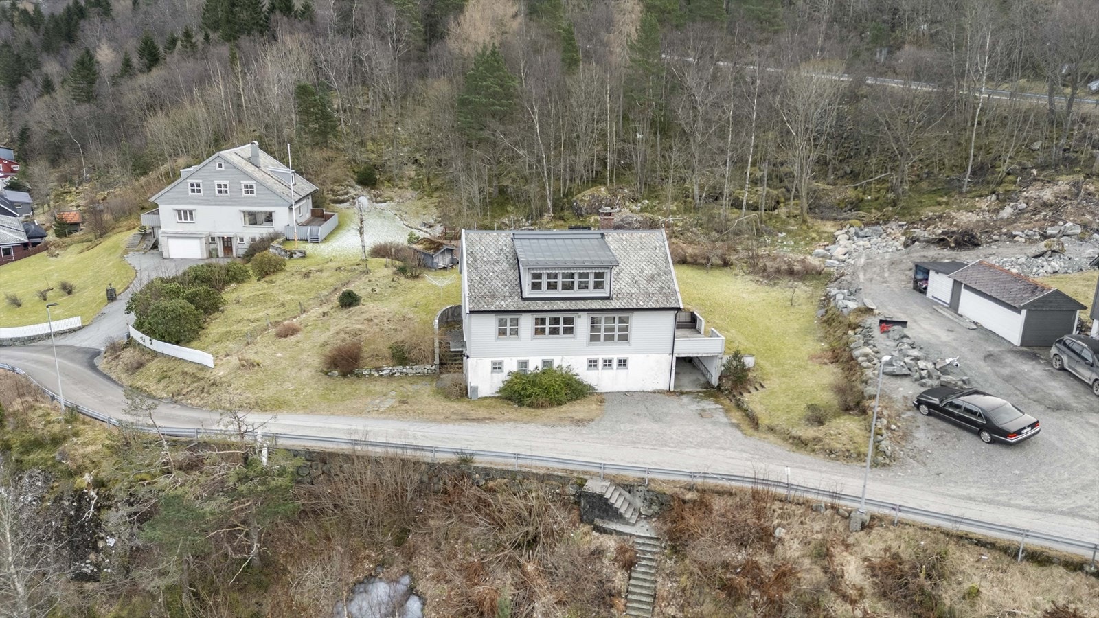 Lia 19 - hovudhuset har skifertak - arka har fått nye tak etterat tilstandsraporten er tatt Galleribilde