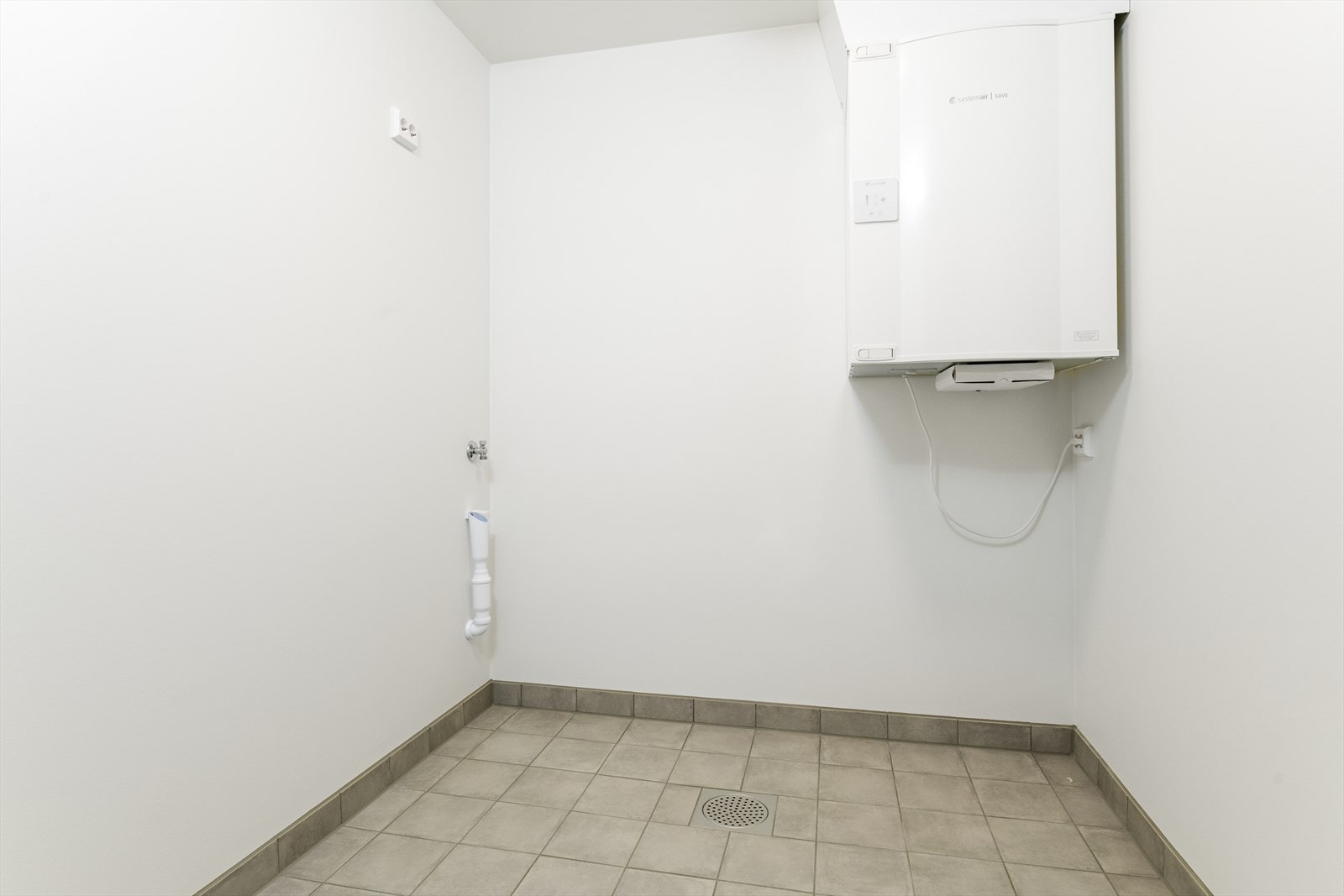 Vaskerom/bod, her er det god plass for oppvaskmaskin, men også ekstra lagringsmuligheter. Galleribilde