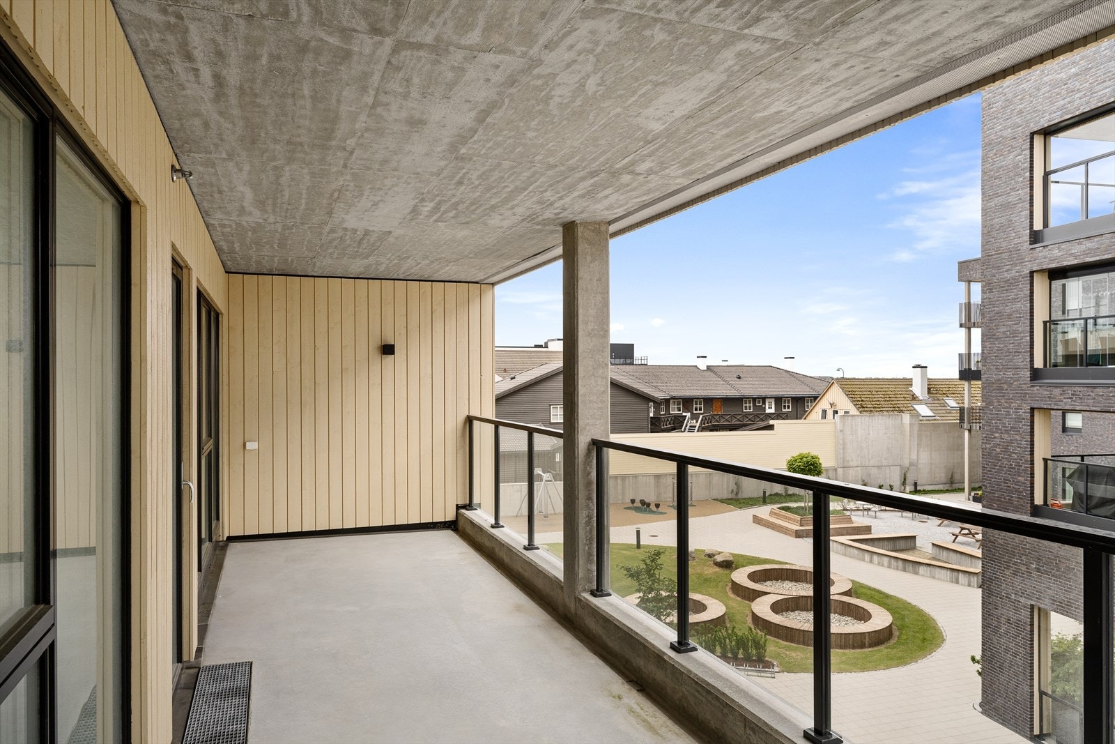 Fra balkongen på ca 19 kvm er det fin utsikt mot fellesområdene. (merk at bilde er tatt i tredje etasje) Galleribilde