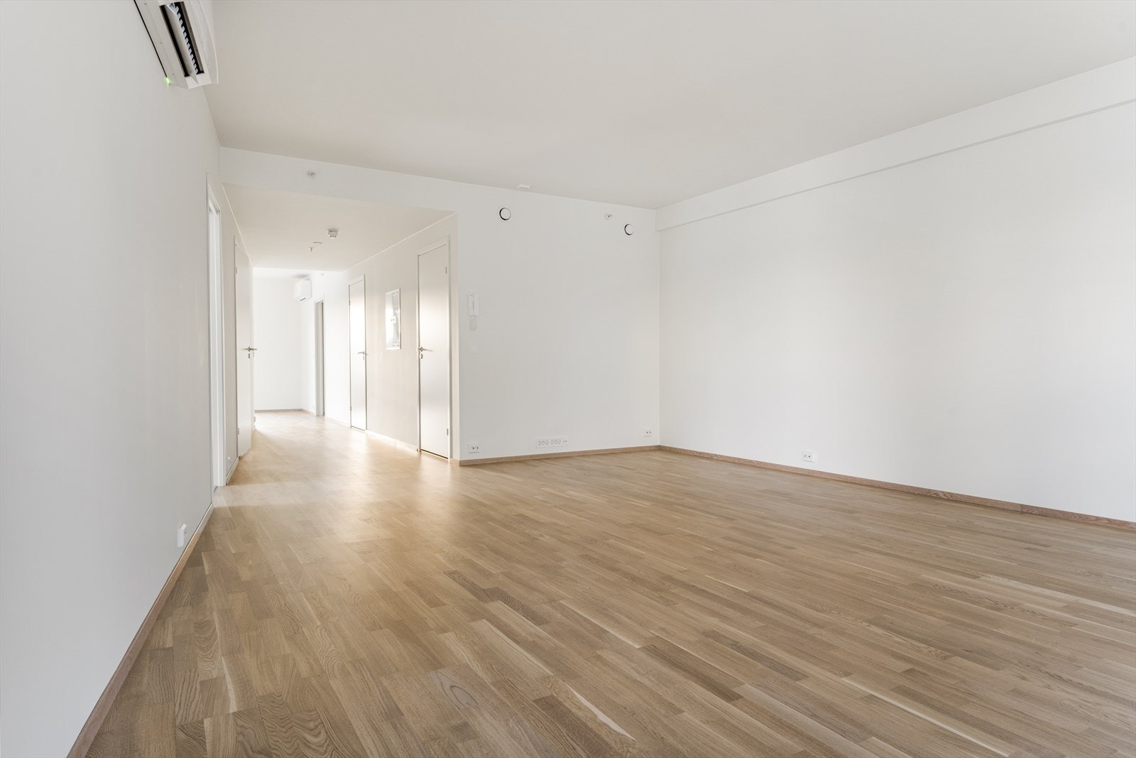 Romslig stue med gode møbleringsmuligheter. Varmekonvektorene som er plassert i stue og forstue gjør det enkelt å regulere temperaturen når kulden setter inn, disse styres enkelt med en fjernkontroll (som en varmepumpe). Galleribilde