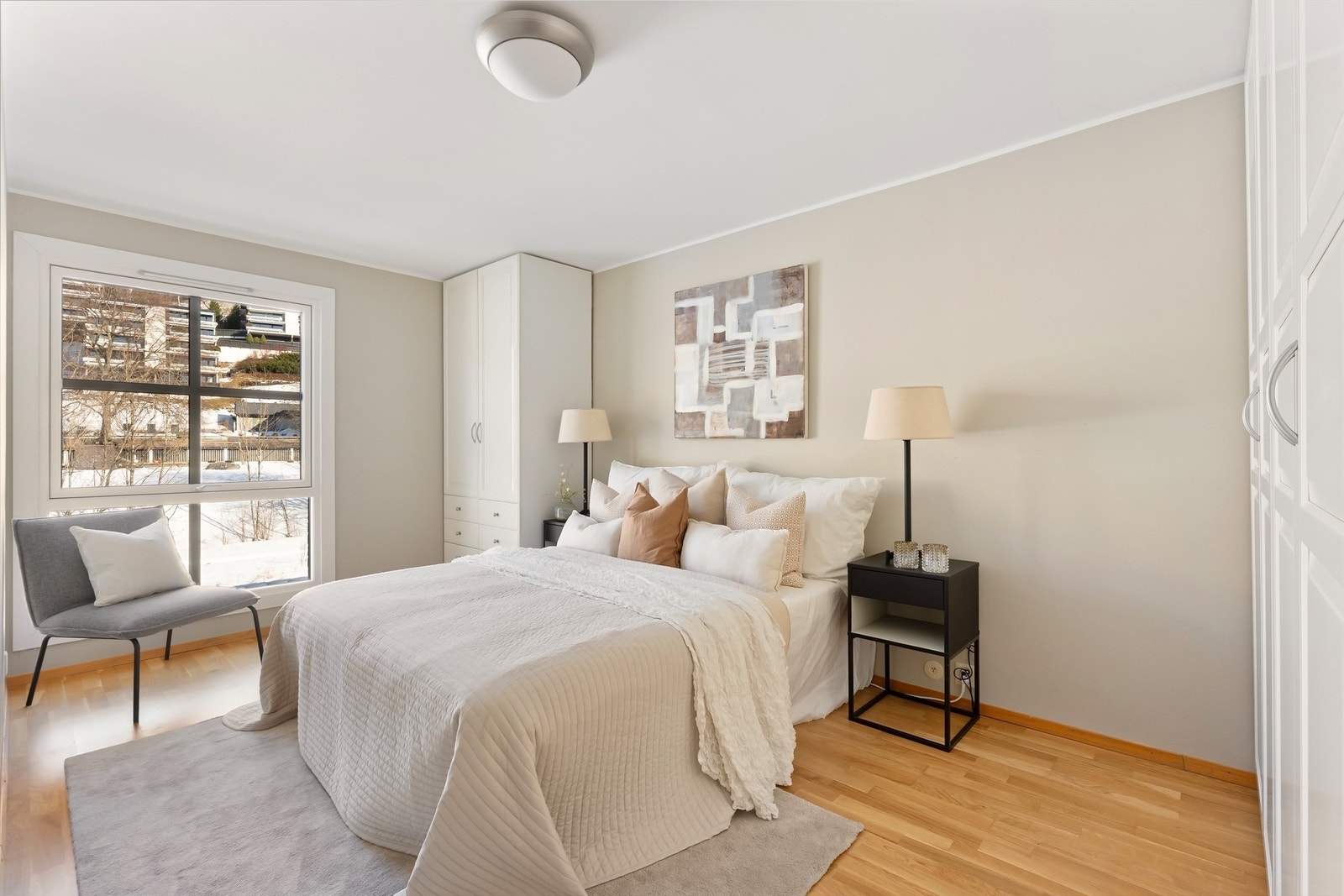 Leiligheten har fire soverom av god størrelse. Her er hovedsoverommet. Galleribilde