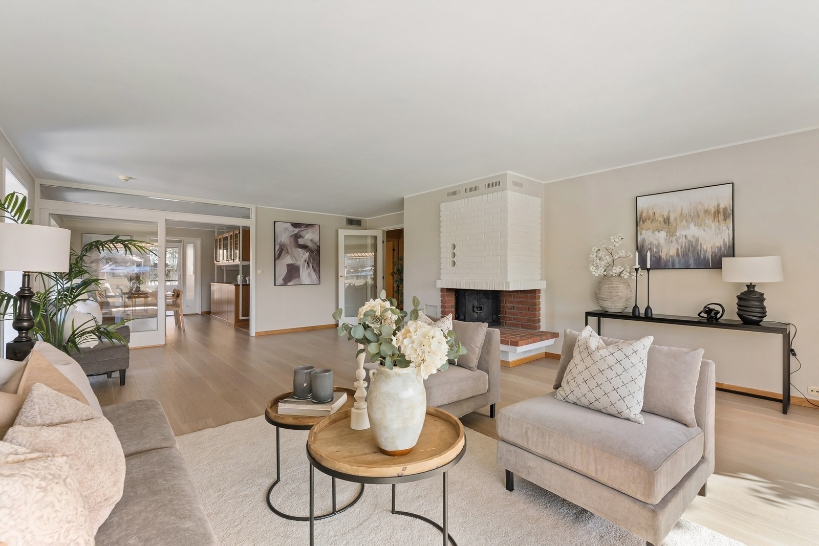 De store gulvflatene og åpne overgangene gir fleksible møbleringsmuligheter. Galleribilde