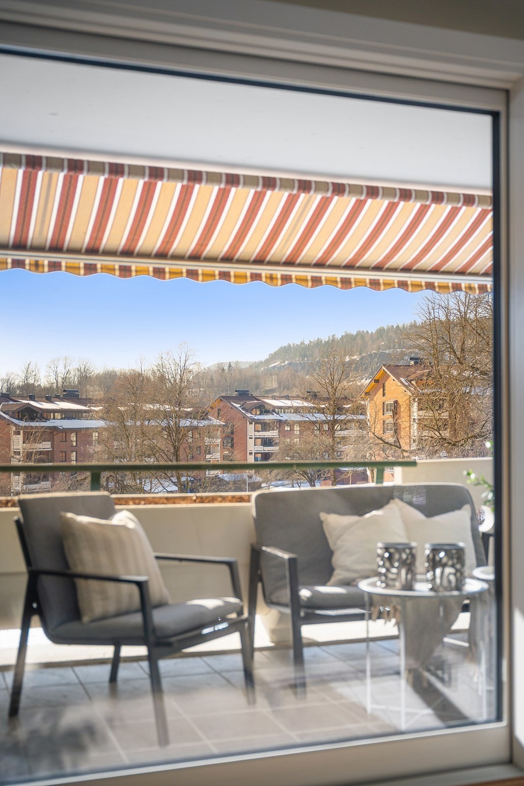 Balkongen har en åpen og luftig plassering med utsikt over fellesområdene. Galleribilde