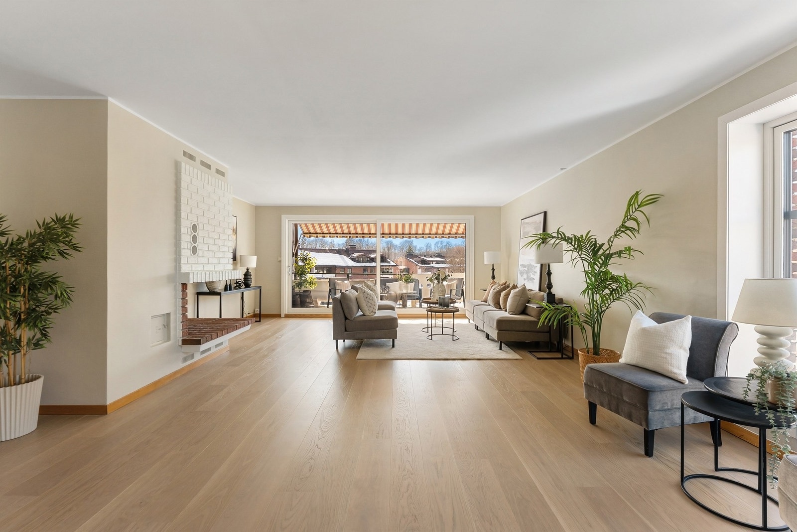 Romsligheten understrekes av de nye vinduene og balkongdørene fra 2024, som slipper inn rikelig med lys. Galleribilde