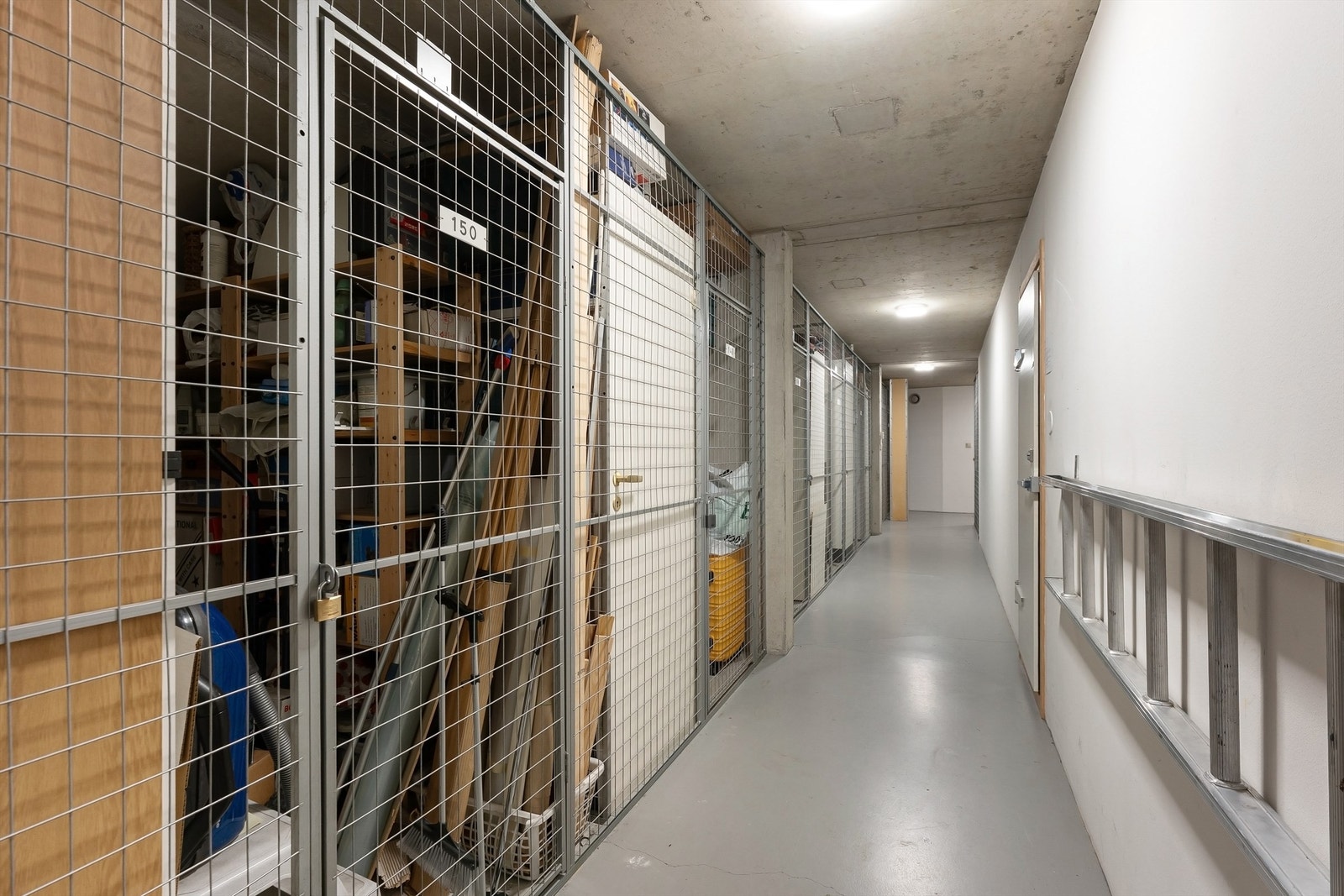 Leiligheten disponerer to boder for ekstra lagringsplass, en på loftet og en i kjelleren. Galleribilde