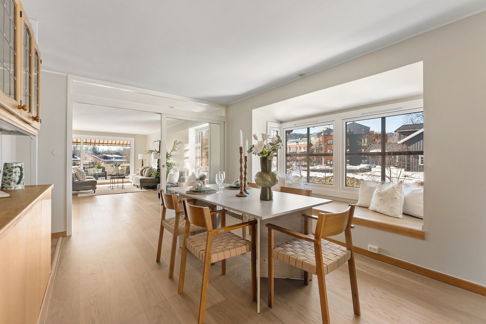 Her er det god plass til et stort spisebord for sammenkomster med familie og venner. Galleribilde