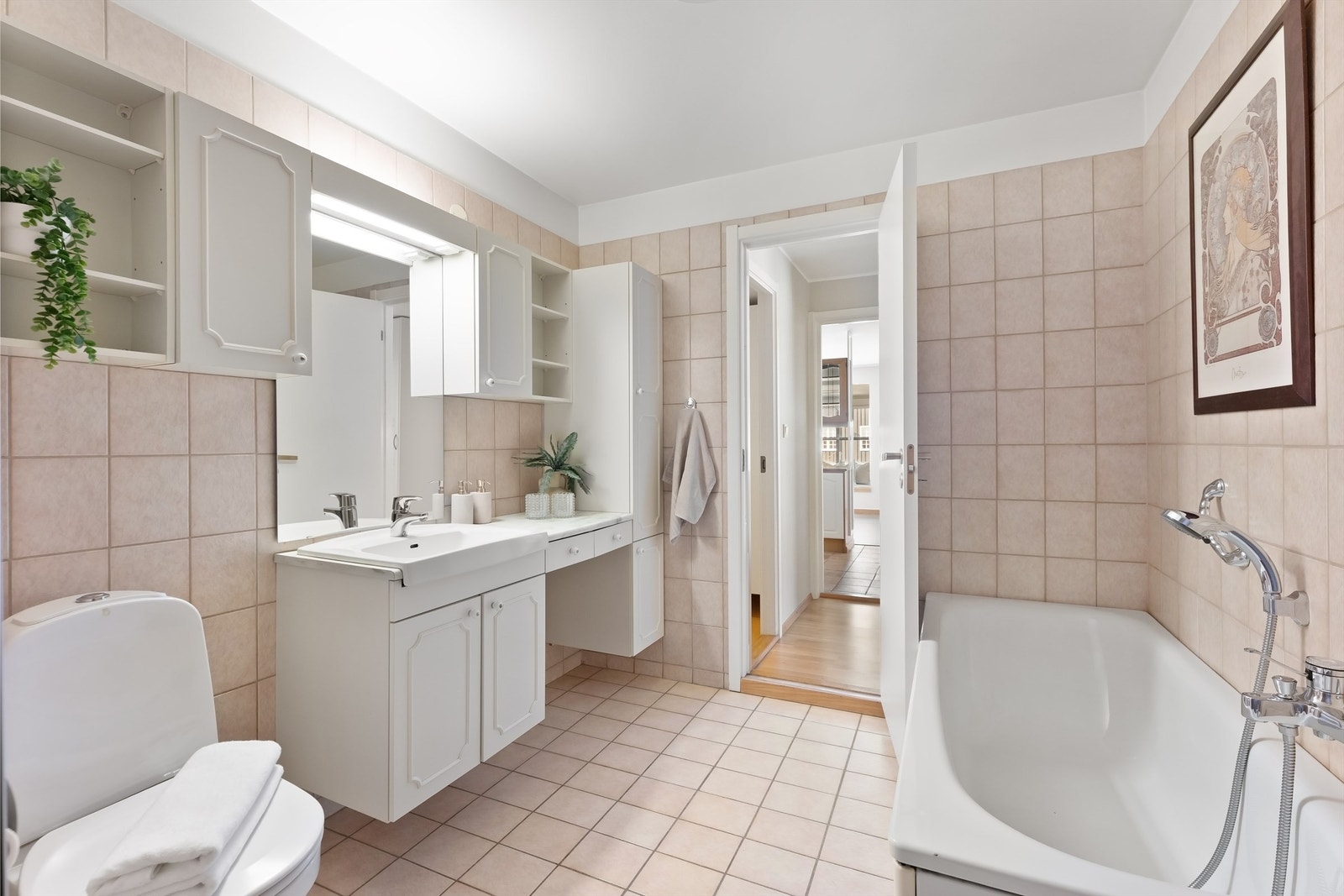 Badet har varmekabler i gulvet og opplegg for vaskemaskin. Galleribilde