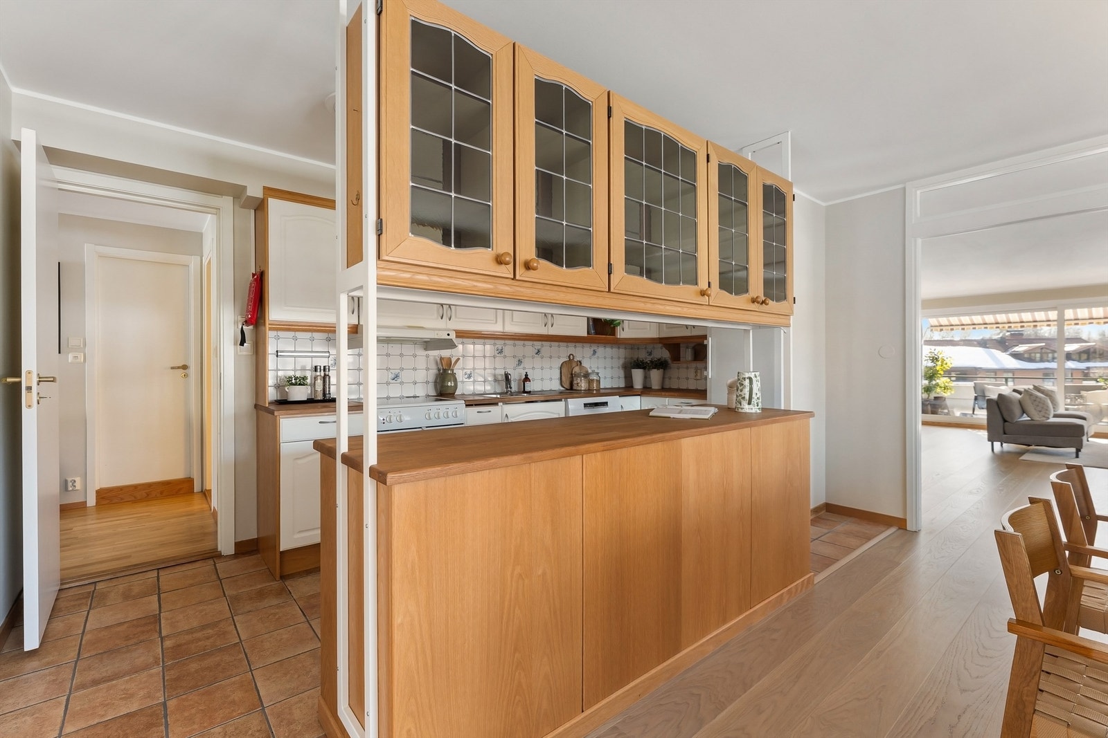 Kjøkkenet er delvis åpent mot spisestuen, noe som skaper en sosial atmosfære. Galleribilde