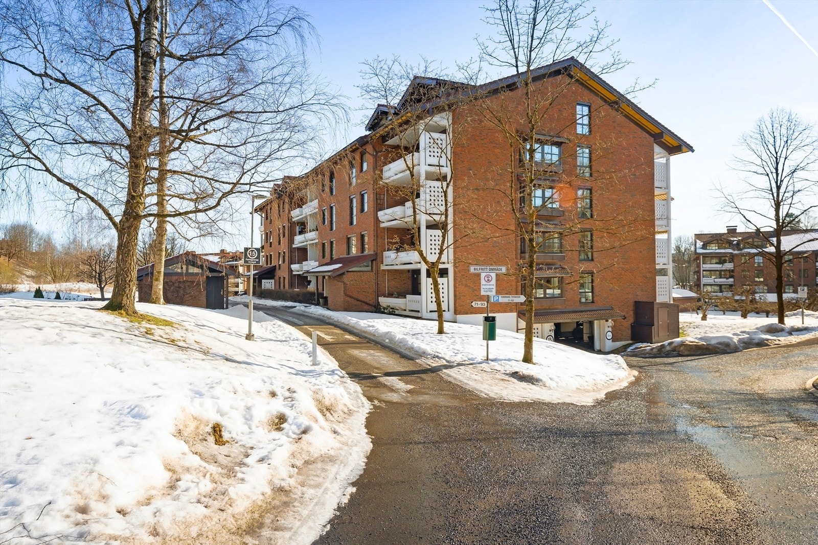 Eiendommen ligger i et rolig og veletablert boligområde med store, grønne fellesarealer. Galleribilde