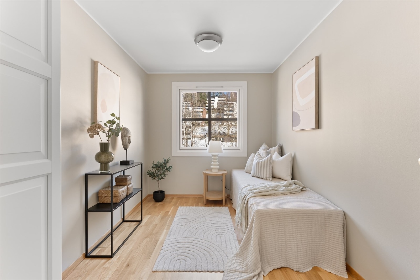 Det andre soverommet er også romslig og lyst, med plass til seng og garderobe. Galleribilde