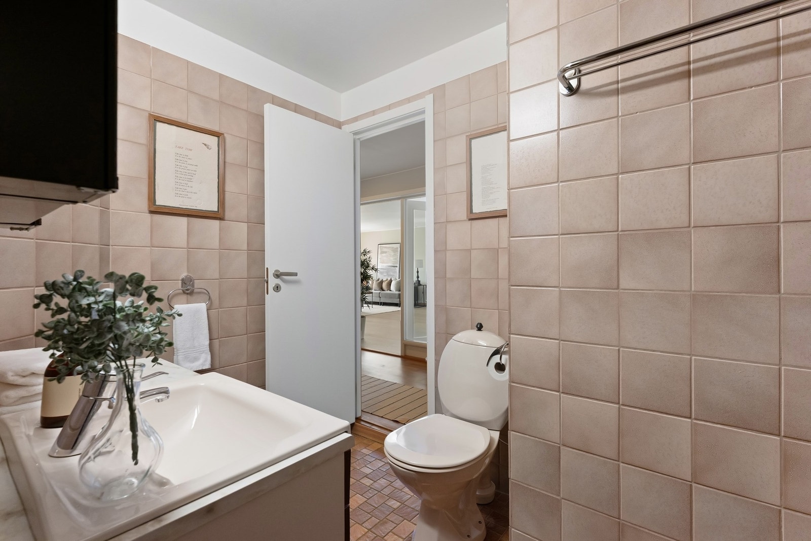 Også dette badet er flislagt og har varmekabler i gulvet for økt komfort. Galleribilde