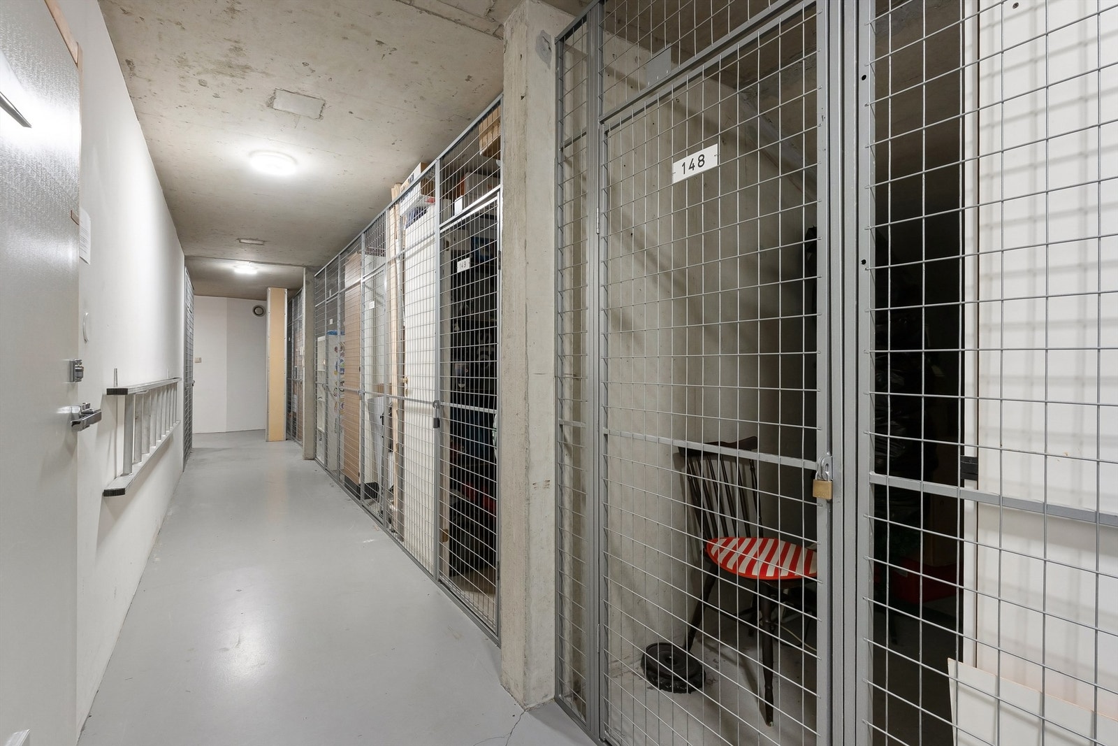 Bodene gir rikelig med plass til oppbevaring av sportsutstyr og sesongartikler. Galleribilde