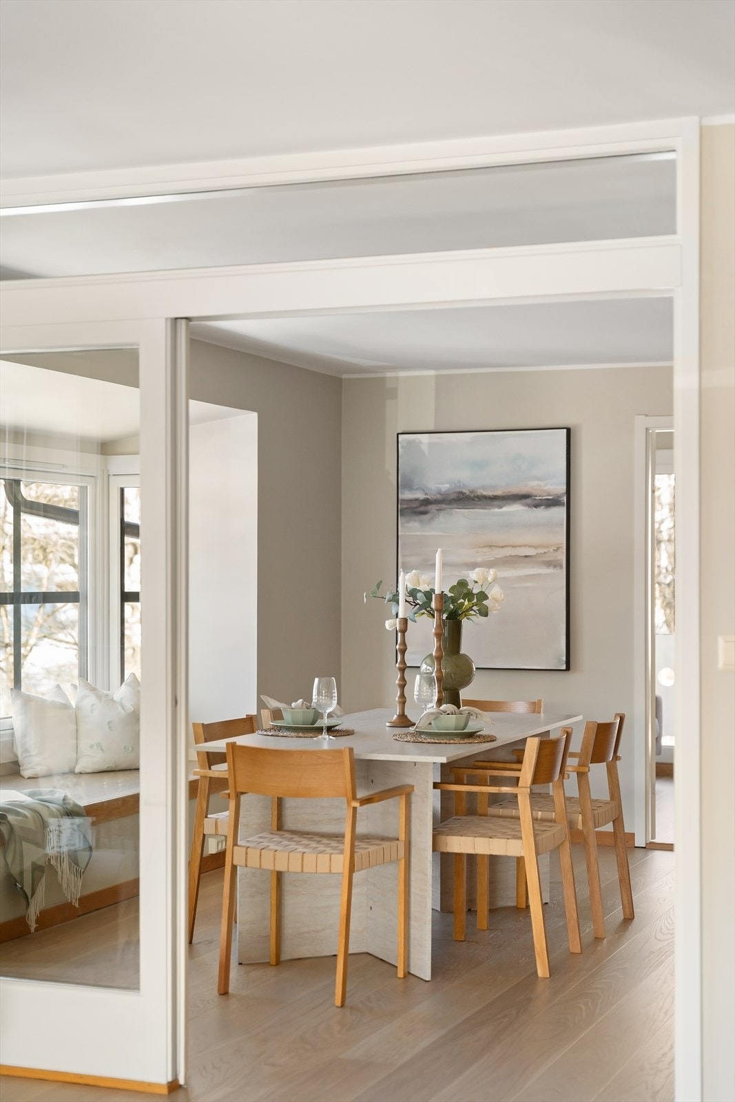 Gjennom skyvedøren ser man den definerte sonen for spisestuen. Galleribilde