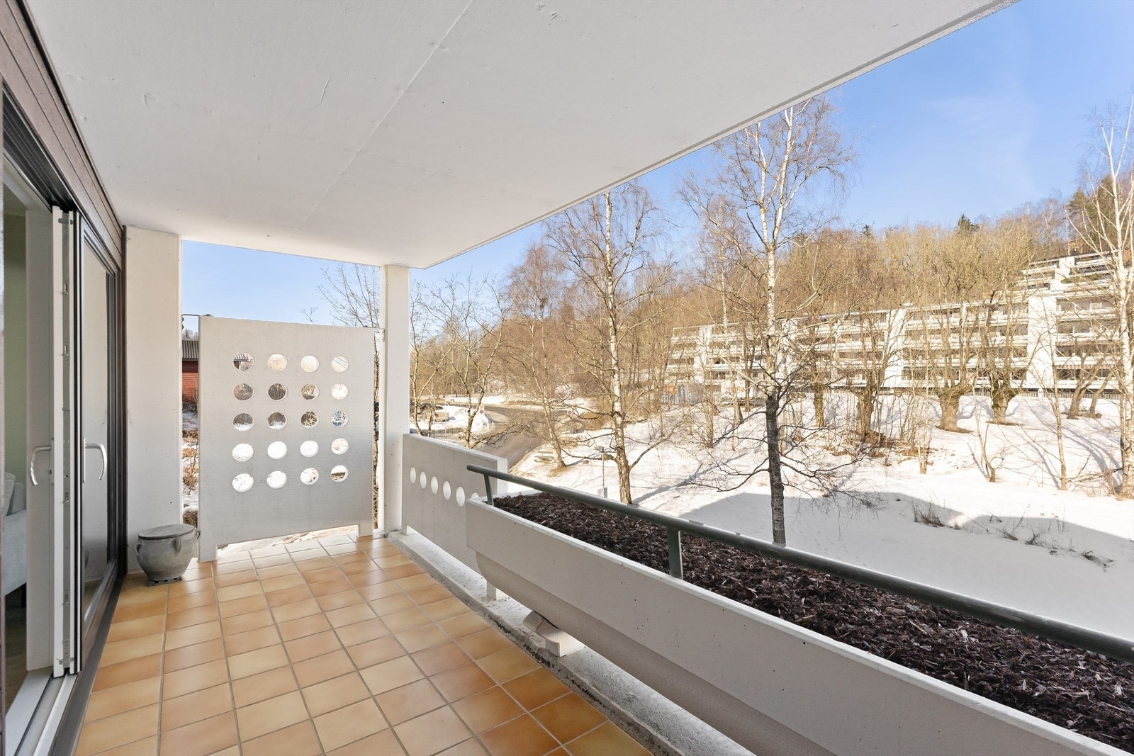 Begge balkongene er i betongkonstruksjon og gir gode muligheter for å nyte utelivet. Galleribilde