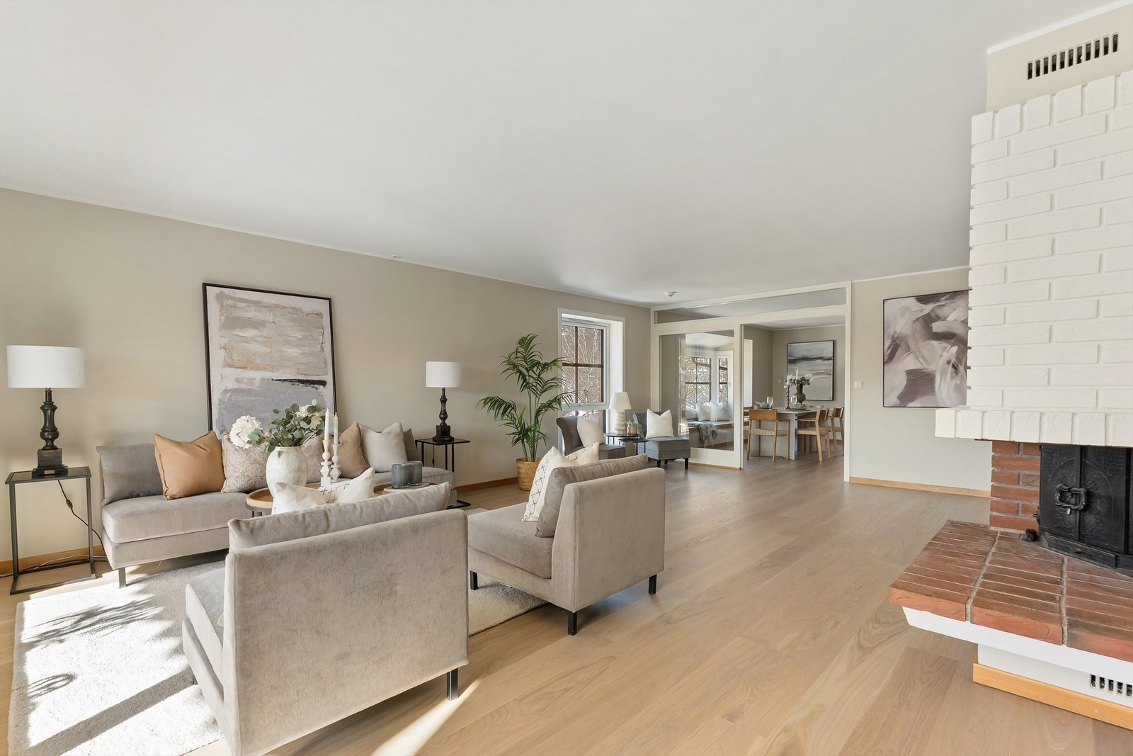 Stuen er romslig og har ny parkett fra 2024, samt en peis med innsats som gir varme og hygge. Galleribilde