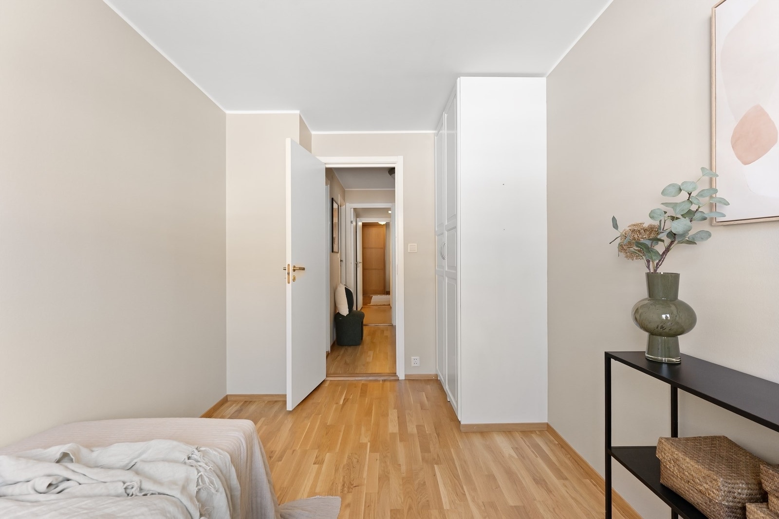 Rommet har en praktisk utforming som gjør det lett å møblere. Galleribilde