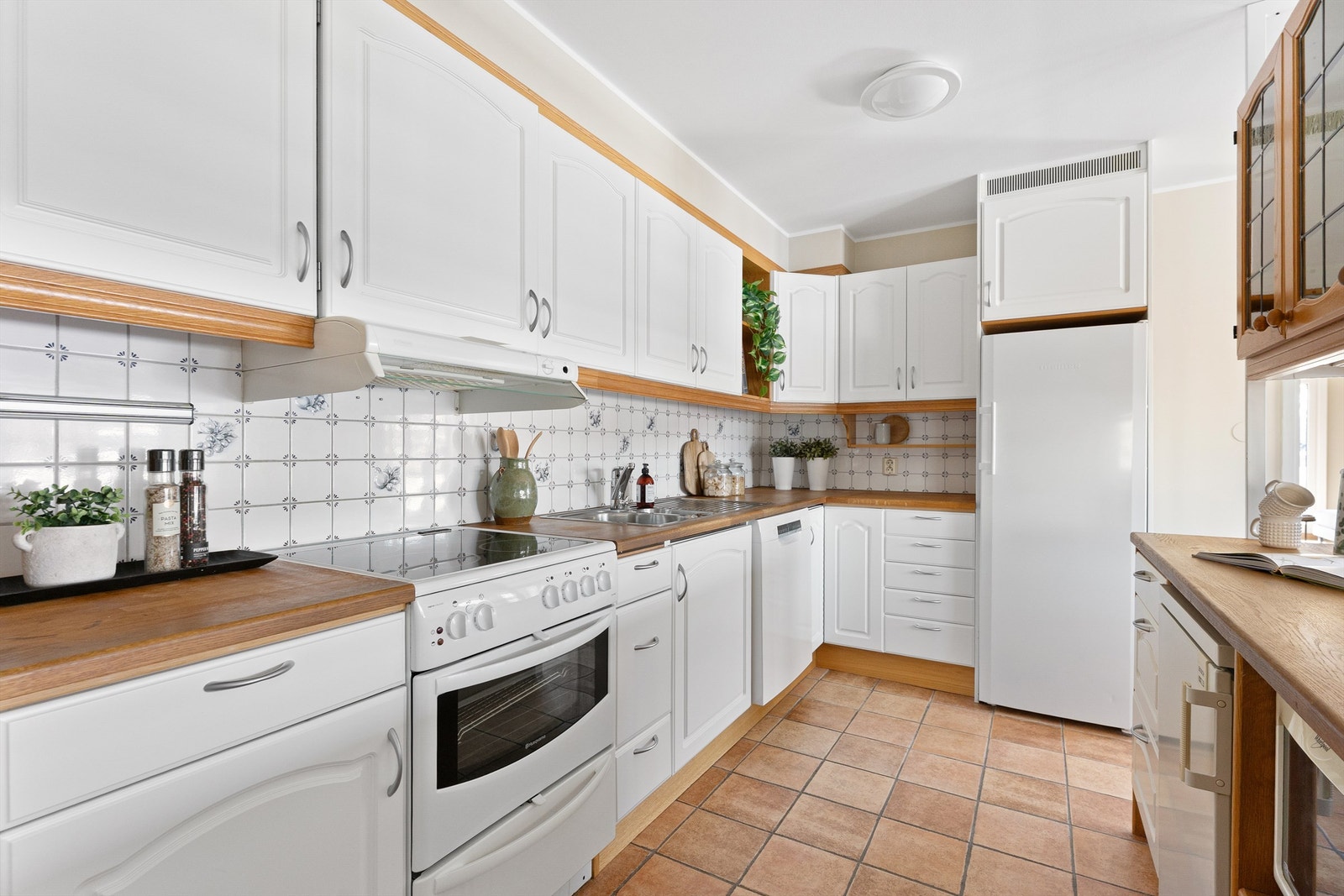 Gulvet på kjøkkenet ble oppgradert med ny parkett i 2024. Galleribilde