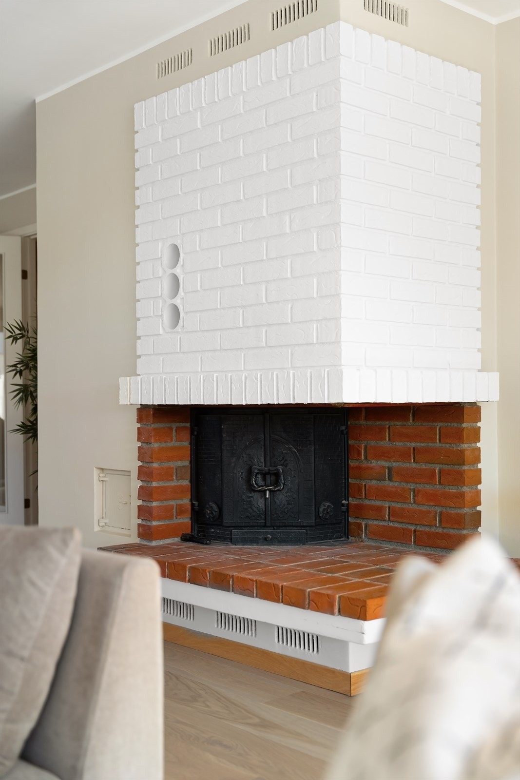 Den åpne peisen med mursteinspipe er et sentralt element i stuen. Galleribilde