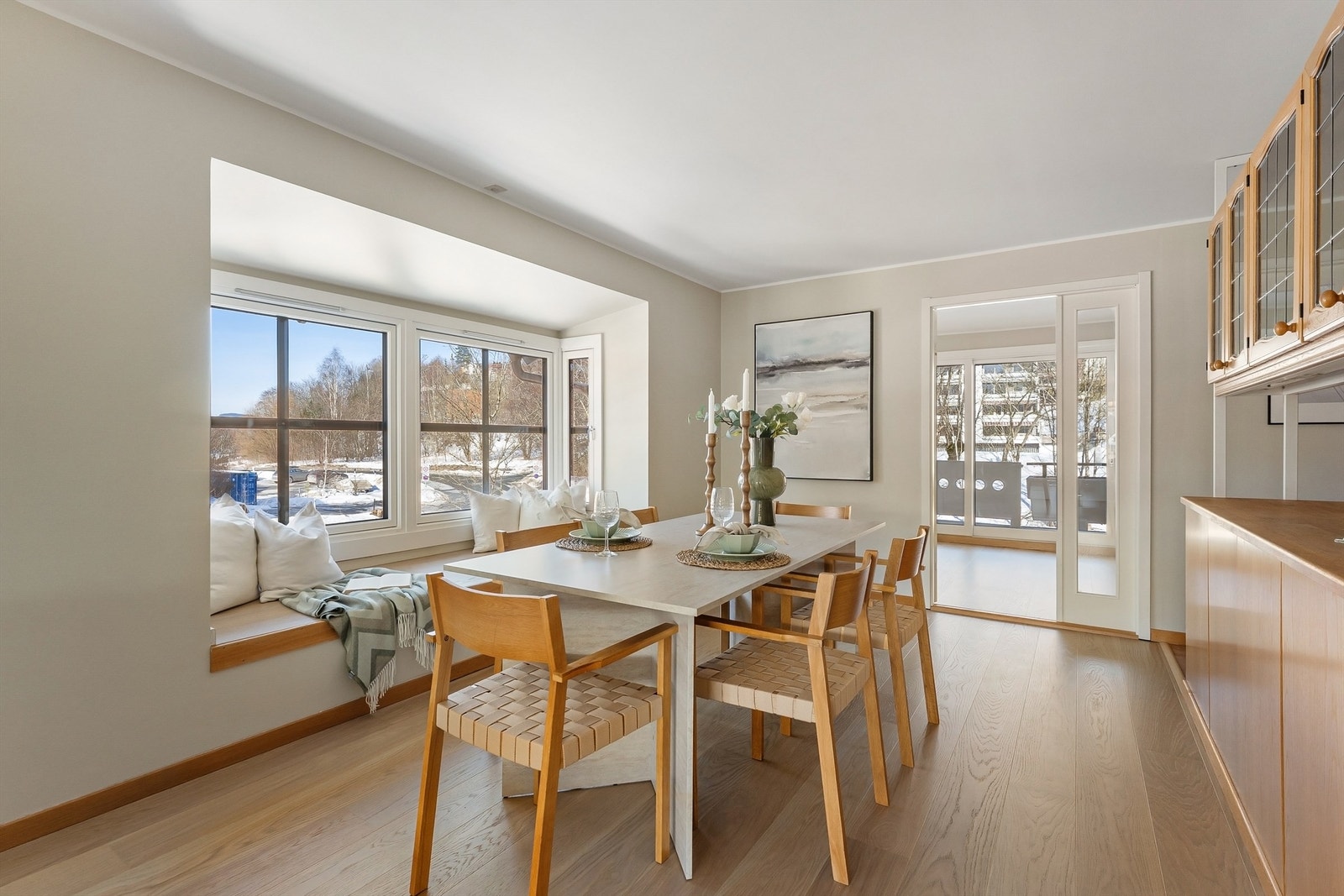 Spisestuen har en hyggelig plassbygd benk i karnappet, et perfekt sted for måltider. Galleribilde