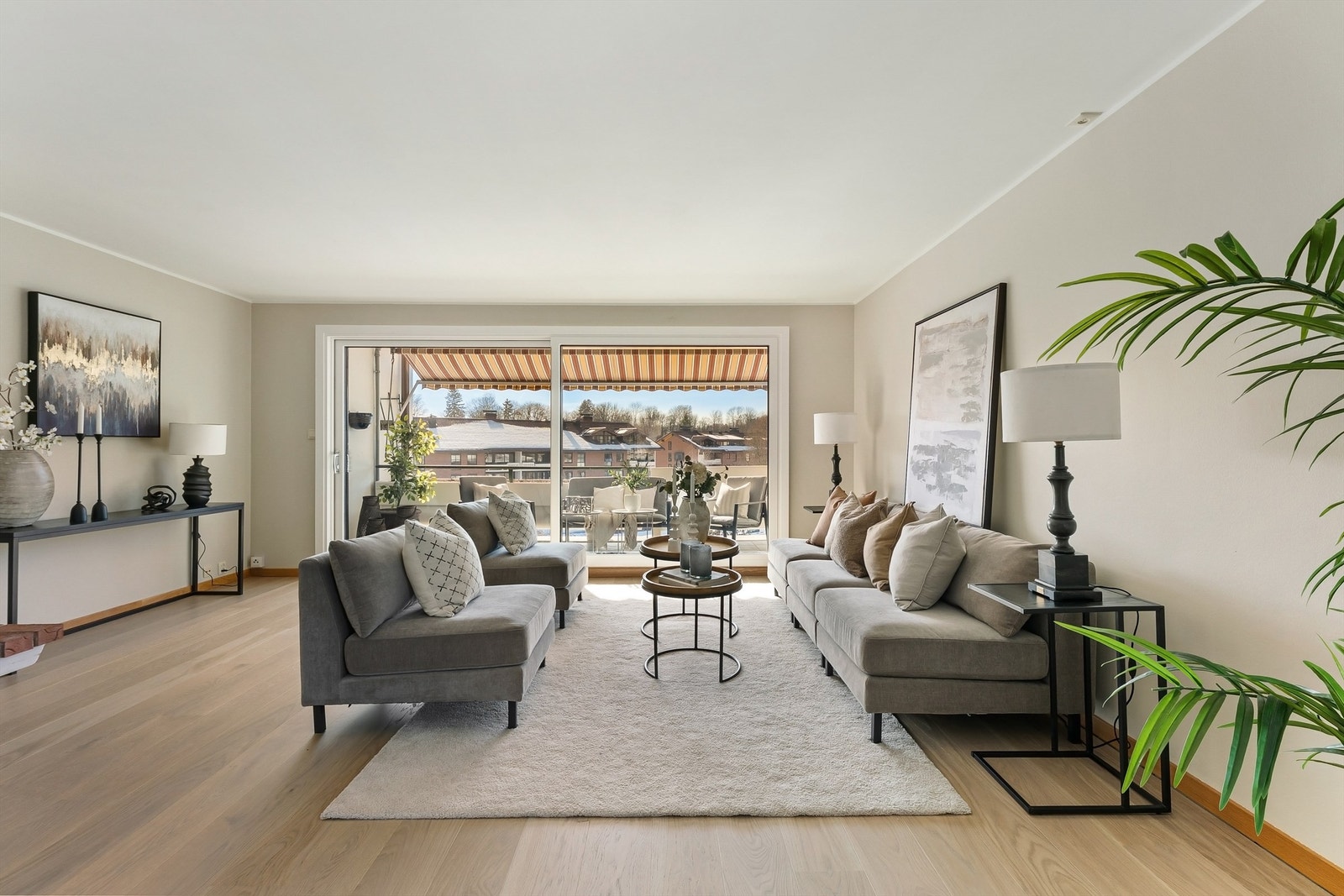 Som endeleilighet nyter boligen godt av rikelig med dagslys og en luftig romfølelse. Galleribilde