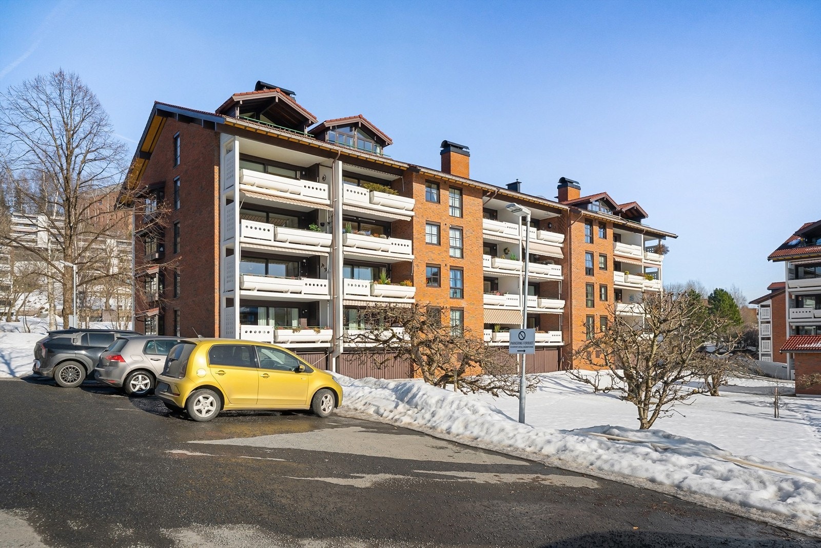 Her bor du tilbaketrukket, men med kort vei til alle servicetilbud i Sandvika sentrum. Galleribilde