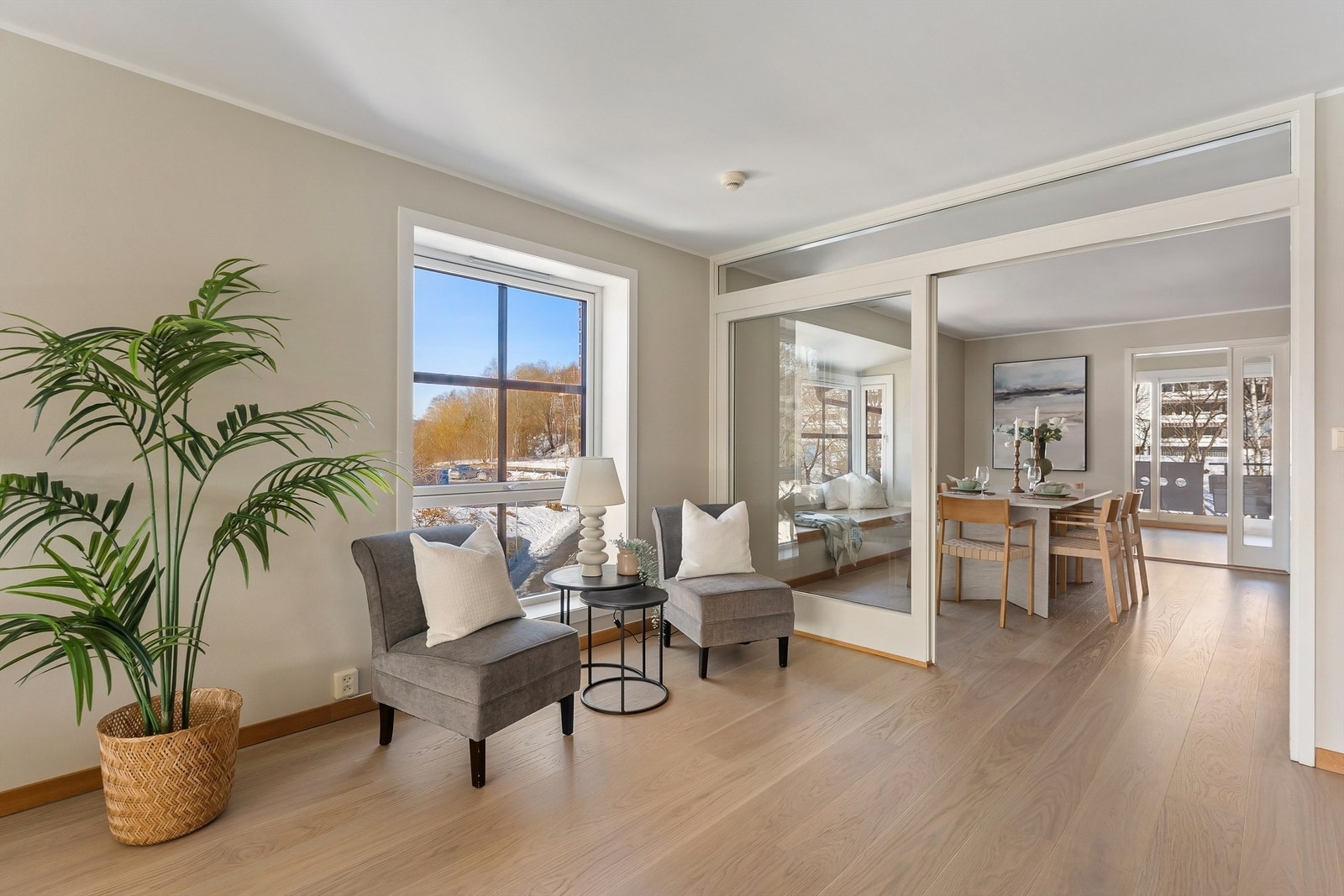 En skyvedør skiller stuen fra spisestuen, noe som gir mulighet for å åpne opp eller dele av rommene. Galleribilde